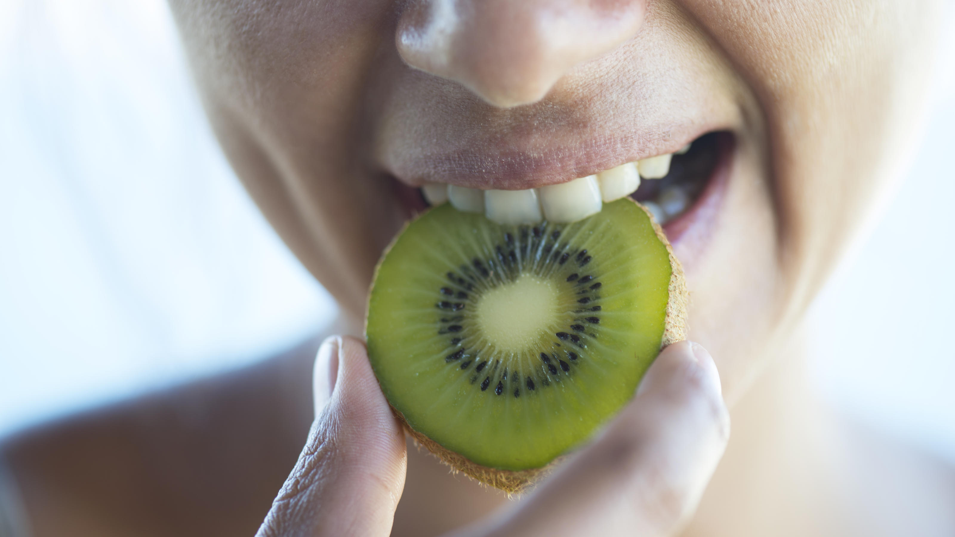 Kiwis mit Schale essen – geht das? Kiwis mit Haut und Haaren essen? Nur zu!