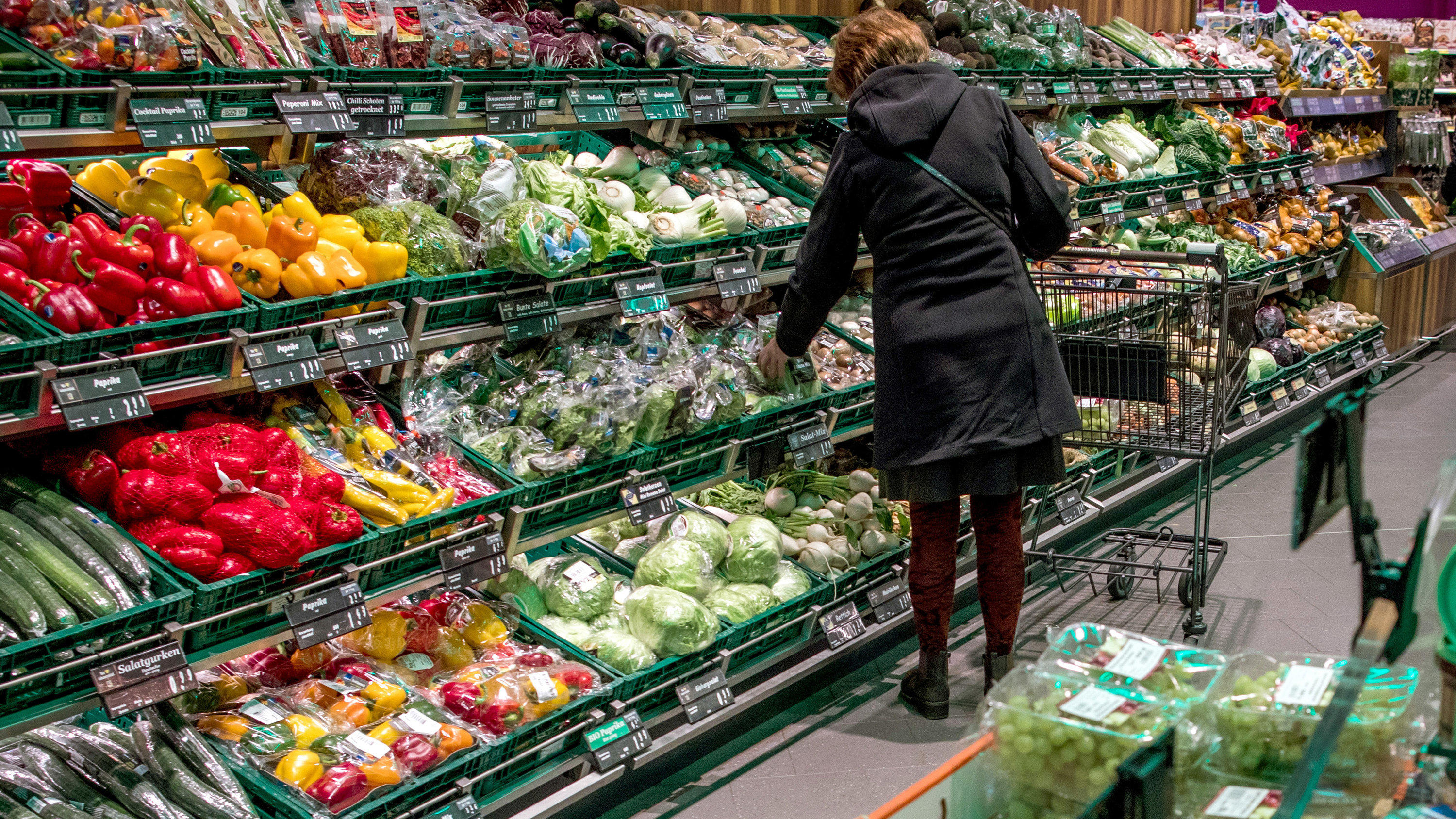 ARCHIV - 30.11.2017, Mecklenburg-Vorpommern, Schwerin: In den Regalen eines Supermarkts liegen Obst und Gemüse. (Zu dpa "Ministerpräsident Weil: Lebensmittel dürfen nicht zu günstig sein") Foto: Jens Büttner/zb/dpa +++ dpa-Bildfunk +++