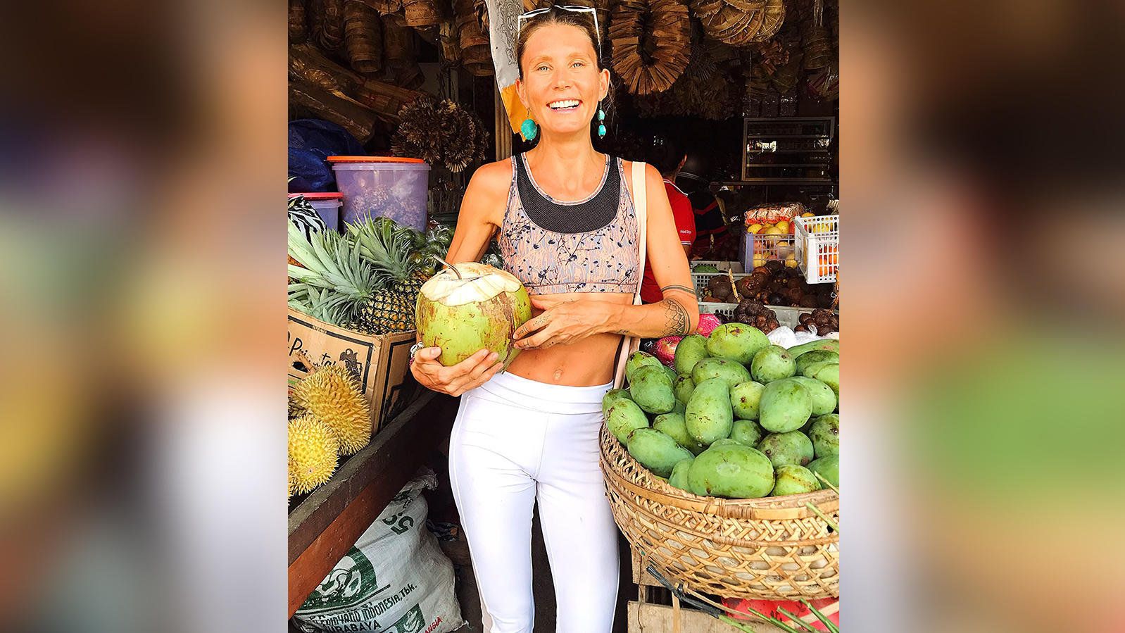 Yoga-Lehrerin Sophie Partik sagt: Trockenfasten hat meine Gesundheit gerettet! Sophie Partik auf einem Markt in Bali