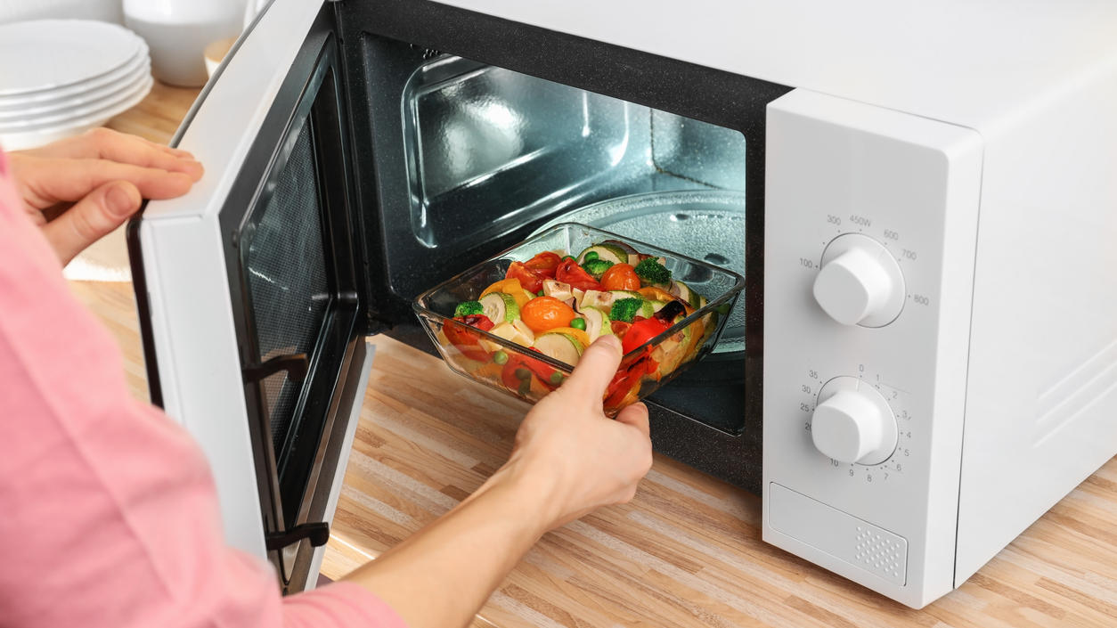 Diese Lebensmittel können bei erneutem Aufwärmen giftig werden Essen in der Mikrowelle