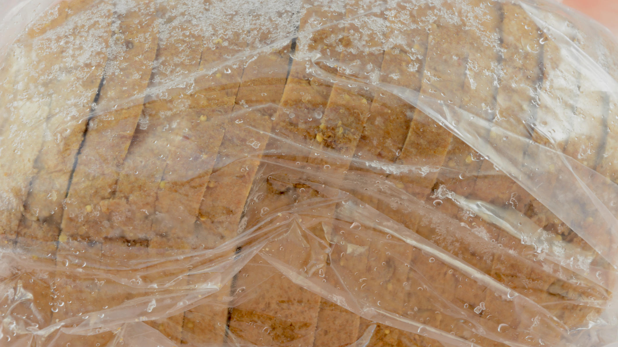 Lebensmittel richtig einfrieren spart Zeit und Geld - so geht's! Brot einfrieren geht auch ohne Plastiktüte: mit Jutebeuteln!