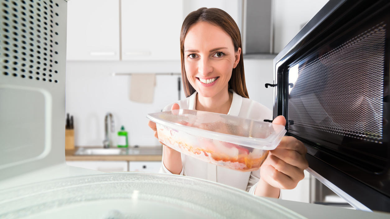 5 Mikrowellen-Tricks, die das Zeug zum Lifehack haben Frau probiert Mikrowellen-Trick aus