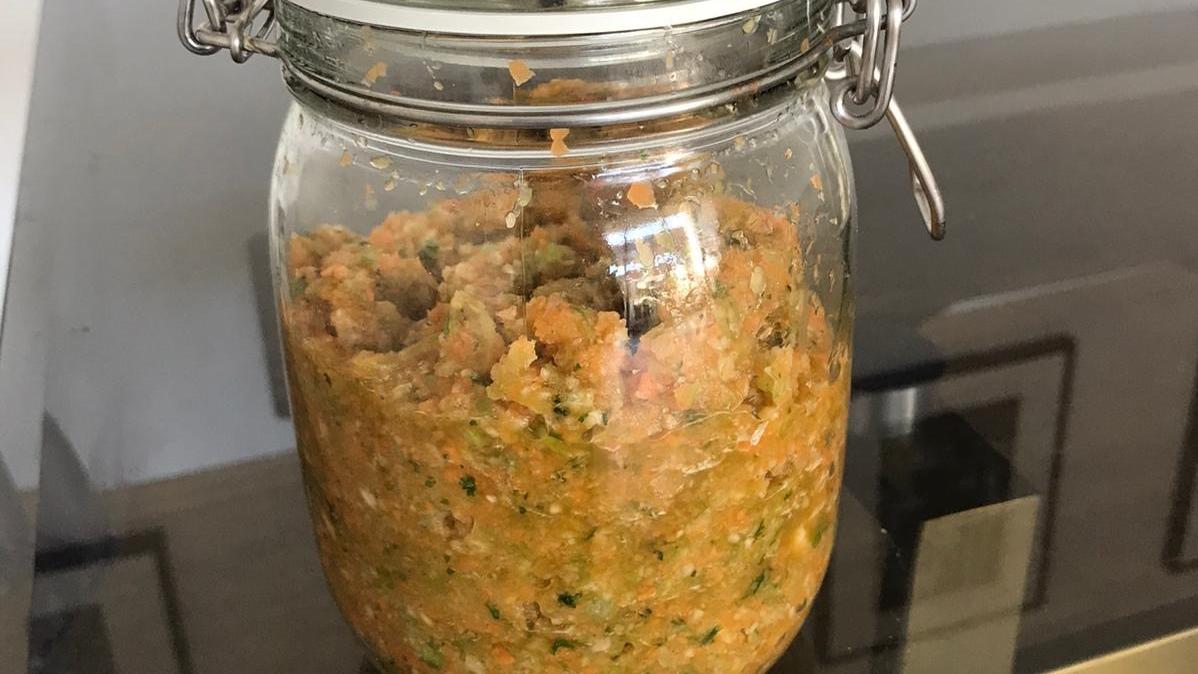 Salzgemüse: So machen Sie die Brühenalternative zu Hause selbst Einweckglas mit Salzgemüse steht auf einem Tisch
