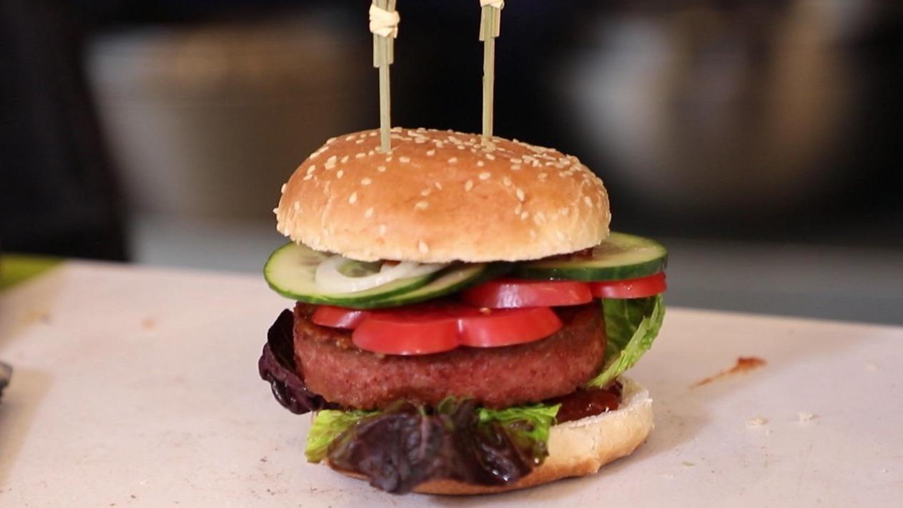 Fleischersatz-Gerichte: So macht man Kidneybohnen-Burger und Gulasch aus Jackfruit Burger ohne Fleisch