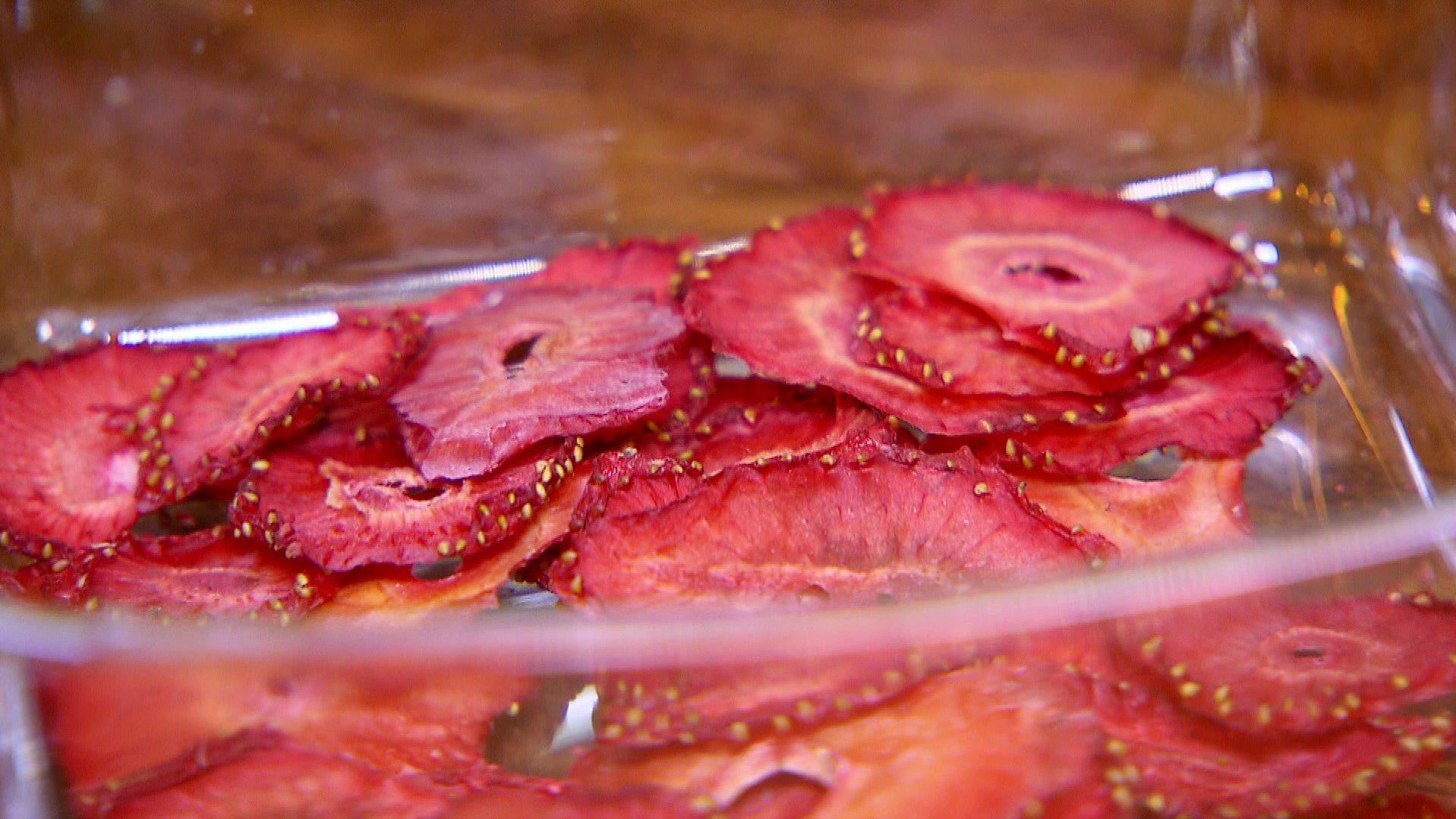 Knackige Erdbeerchips zum Selbermachen Erdbeerchips sind der perfekte Snack für heiße Tage.