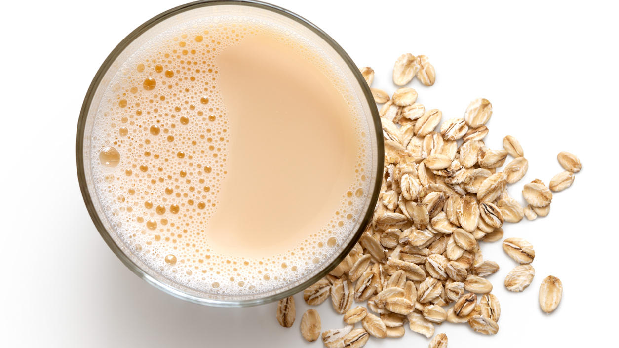 So gesund ist die vegane Kuhmilchalternative Haferdrinks werden aus Hafer, Wasser, Pflanzenöl und etwas Salz hergestellt.
