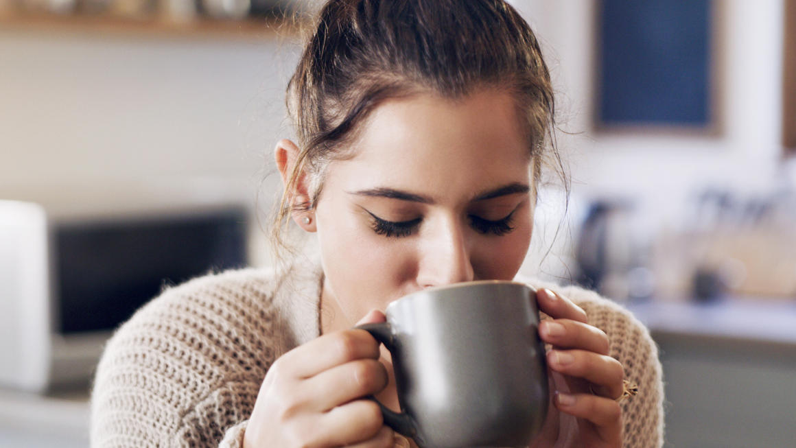 Kapselmaschinen: Drei Modelle für Kaffee-Quickies im Check Frau trinkt Kaffee aus Kapselmaschine
