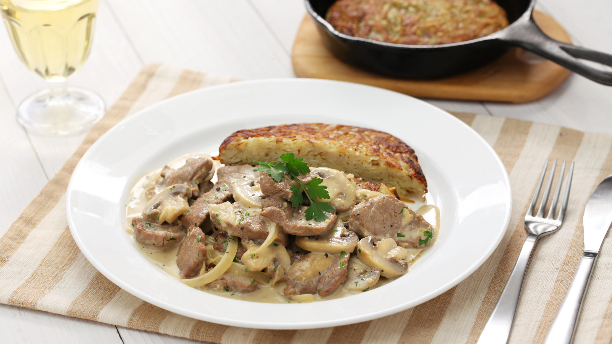 Klassiker: So zaubern Sie Zürcher Geschnetzeltes mit Rösti Zürcher Geschnetzeltes - ein Gericht, das einfach immer geht!