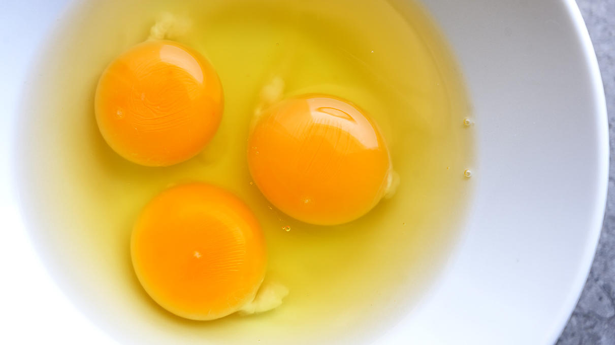 Hagelschnur im Ei - essen oder entfernen? Die Hagelschnüre an den Eidottern sind deutlich zu erkennen.