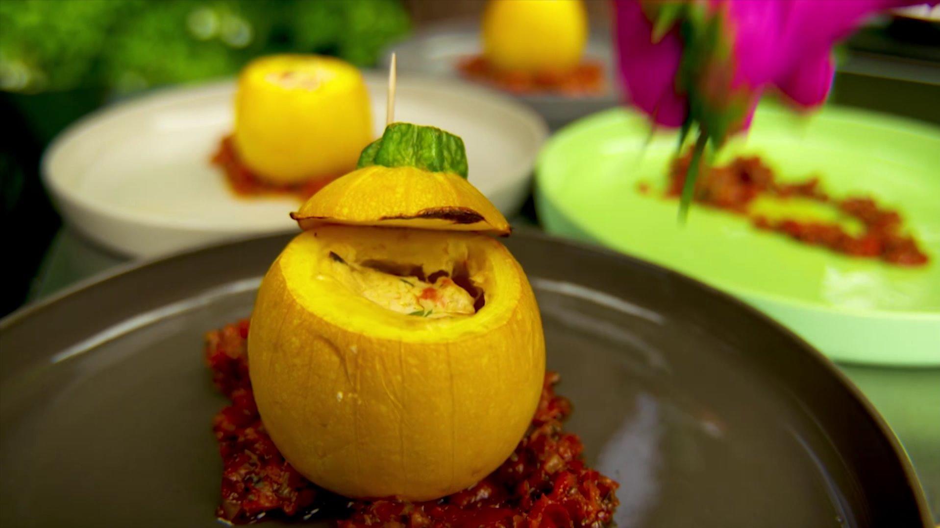 Ausgefallenes 3-Gänge-Menü vom Grill - die Rezepte Die Vorspeise: Vegetarisch gefüllte Kugel-Zucchini