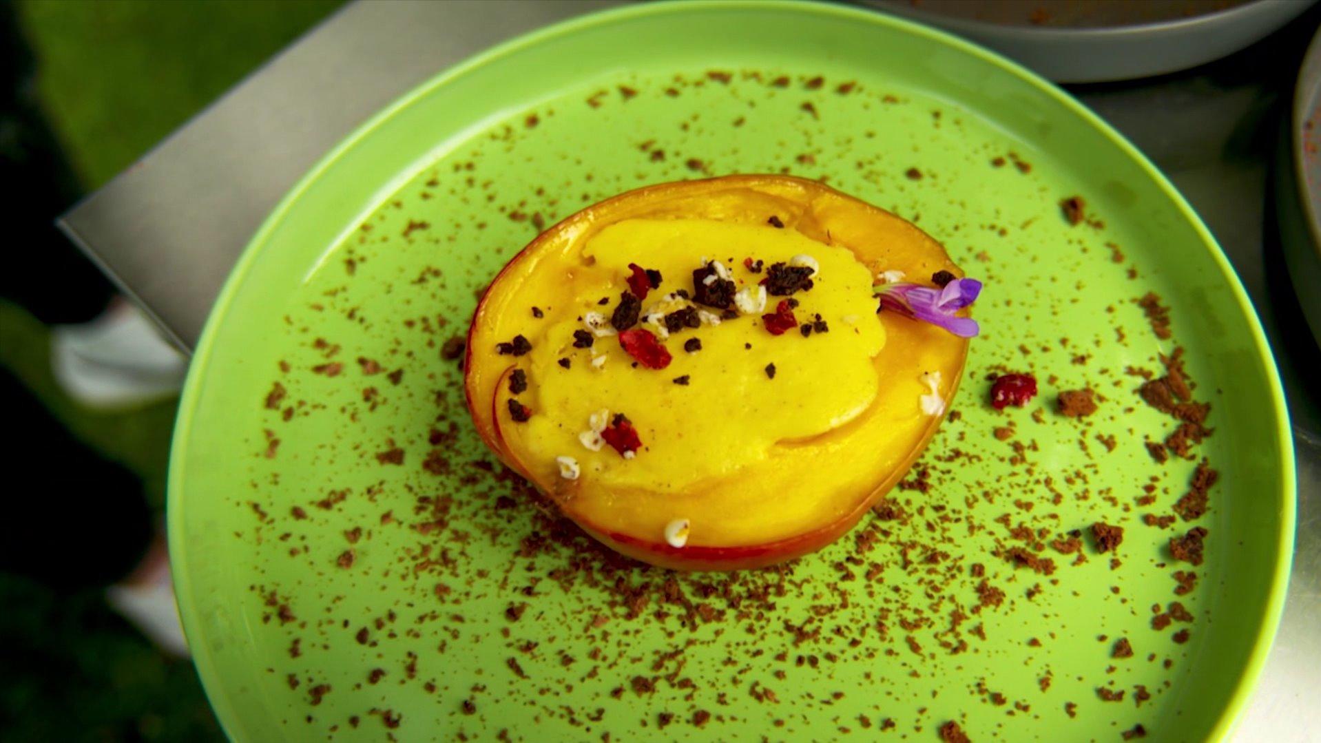Ausgefallenes 3-Gänge-Menü vom Grill - die Rezepte Die Nachspeise: Mit Käsekuchen gefüllte Mango