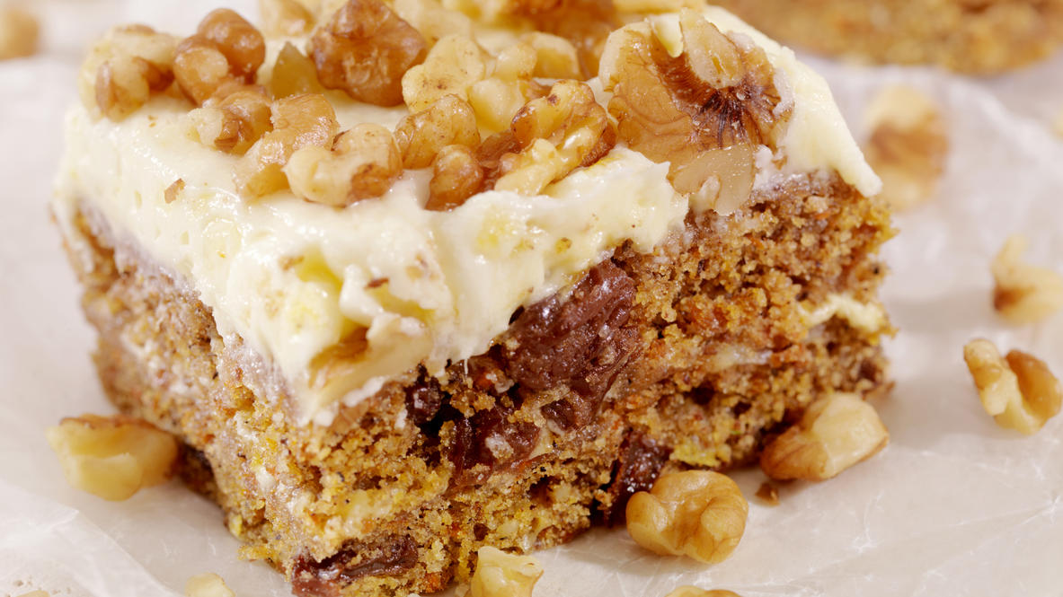 Glutenfrei backen: So klappt's ohne Weizen, Dinkel & Co. Carrot Cake wird durch die vielen Möhren und Nüsse saftig - da braucht das glutenfreie Mehl in der Regel keine Bindemittel