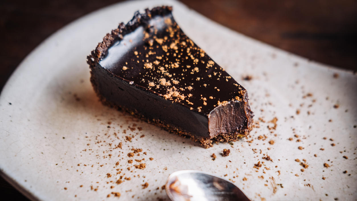 Diese gesunde Chocolate Tarte ist unglaublich lecker - und zuckerfrei Schokoladenkuchen