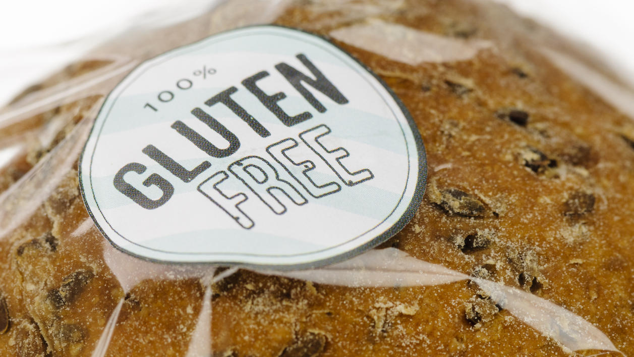 Glutenfreies Brot backen: So wird’s aussen knusprig und innen saftig! Glutenfreies Brot sollte im Handel immer sicher verpackt sein, damit kein Krümel von glutenhaltigen Backwaren drankommt