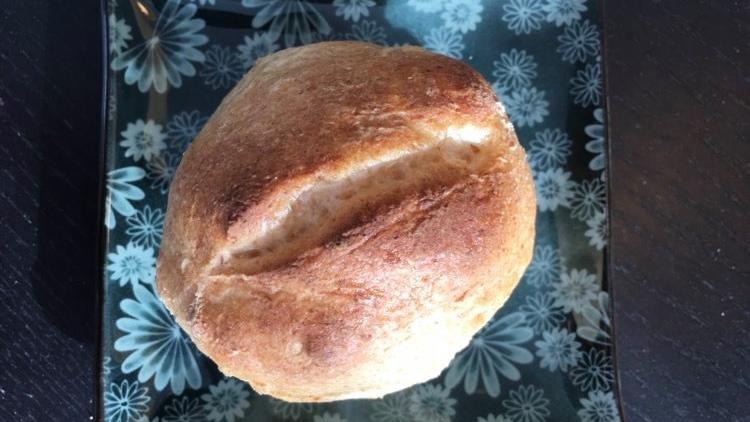Glutenfreies Brot backen: So wird’s aussen knusprig und innen saftig! Ein glutenfreies Brötchen - sieht aus wie eins aus Weizen, schmeckt ein bisschen anders, aber mega lecker