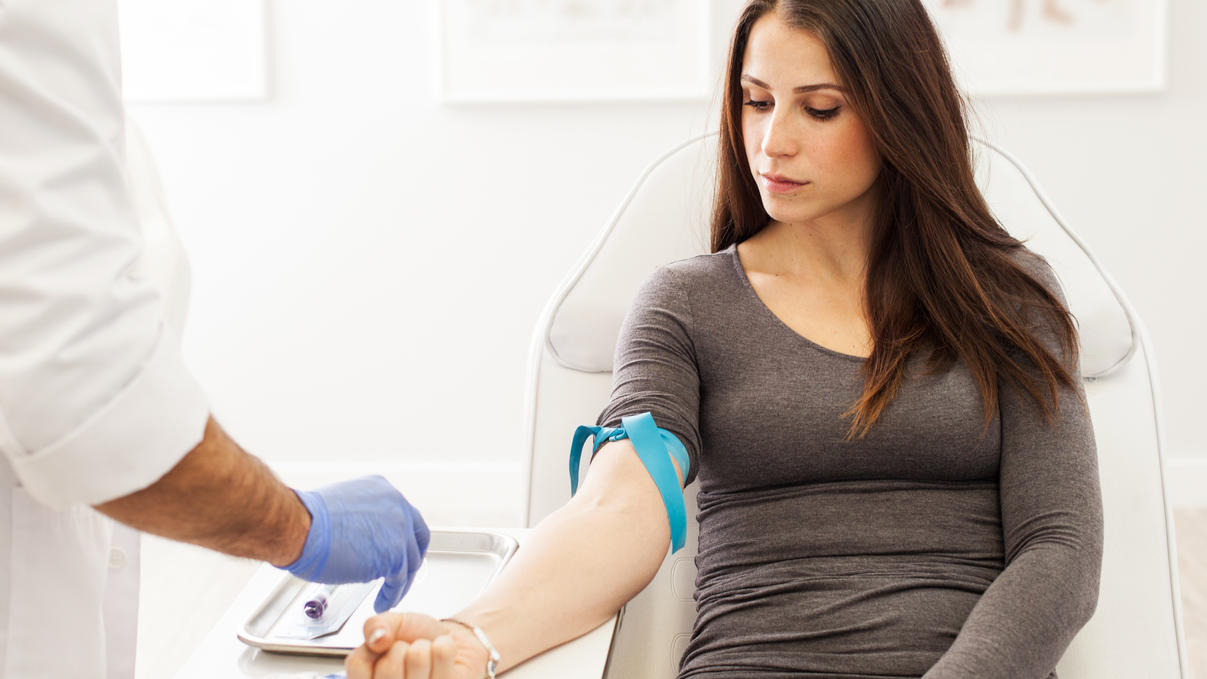 Zöliakie-Checkliste: Diese Symptome deuten darauf hin Beim Zöliakie-Test wird das Blut der Patienten auf Antikörper untersucht