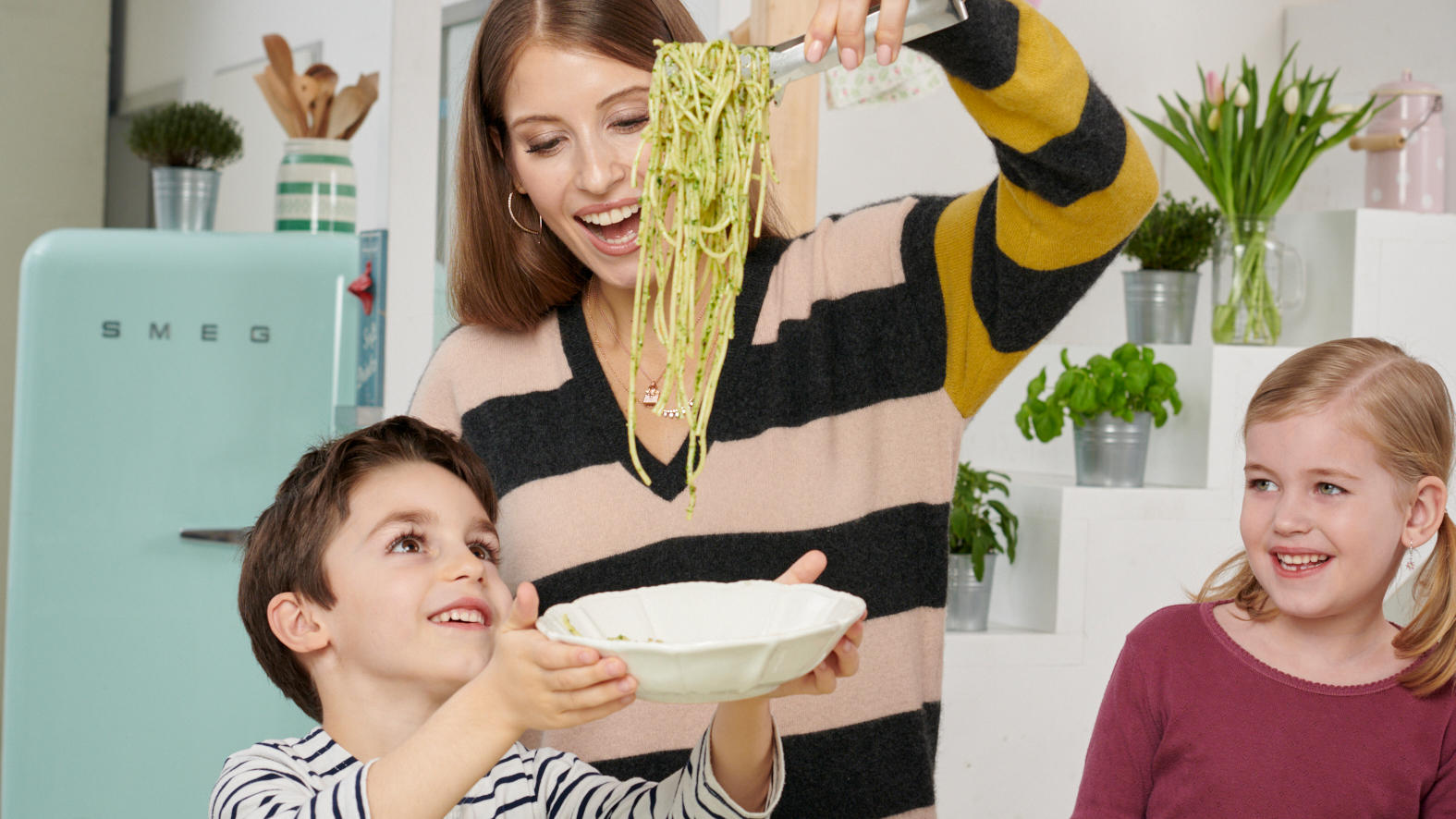 Promi-Kochbuch-Check: Was Cathy Hummels' „Zuckerfrei-Kochbuch für Kinder“ kann Cathy Hummels hat ein Kochbuch geschrieben - mit Rezepten für Kinder ganz ohne Industriezucker. Foto: © Coco Lang