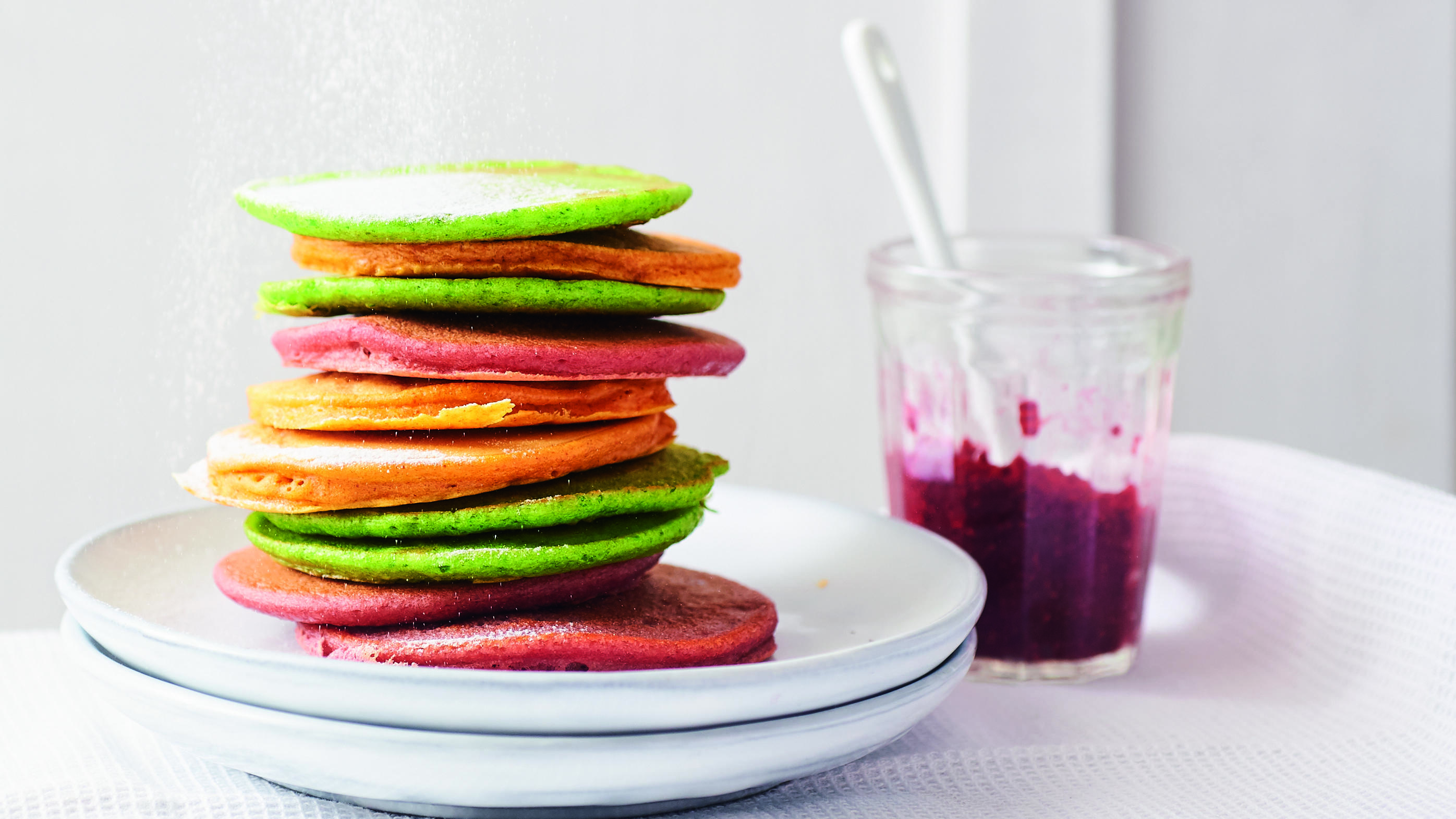 Promi-Kochbuch-Check: Was Cathy Hummels' „Zuckerfrei-Kochbuch für Kinder“ kann Hübsch anzuschauen: Rainbow-Pancakes aus dem Rezeptbuch von Cathy Hummels. Foto: © Coco Lang