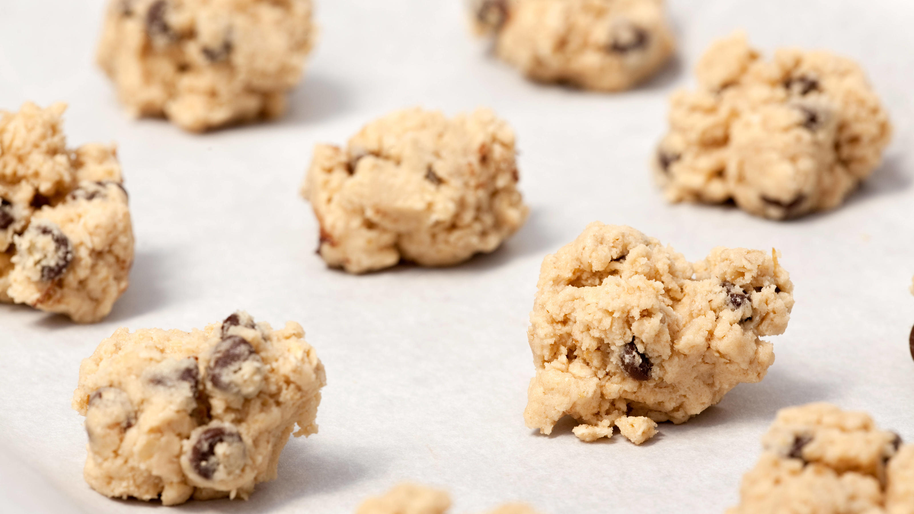 Ben & Jerry's-Fans aufgepasst: Der Eishersteller veröffentlicht sein Geheim-Rezept für Cookie Dough Raw Cookie Dough Raw cookie dough on a baking sheet with parchment PUBLICATIONxINxGERxSUIxAUTxONLY Copyright: xleafx 1302439