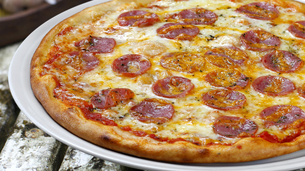Knusprig UND Fluffig: Mit diesem Trick schmeckt jede Tiefkühl-Pizza besser Tiefkühlpizza Peperoni