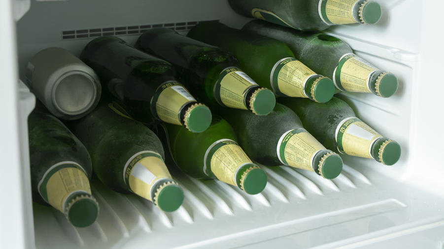 Bier, Wein & Co: Was darf ins Gefrierfach – und wie lang? Bierflaschen im Kühlschrank