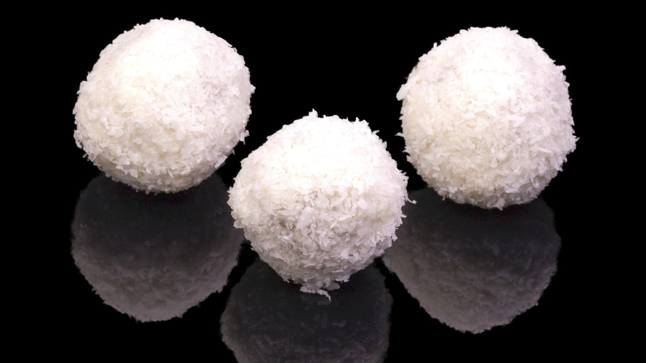 So machen Sie Raffaelo selbst - vegan und ohne Kristallzucker Raffaelo-Pralinen selbst gemacht - vegan und ohne Zucker.