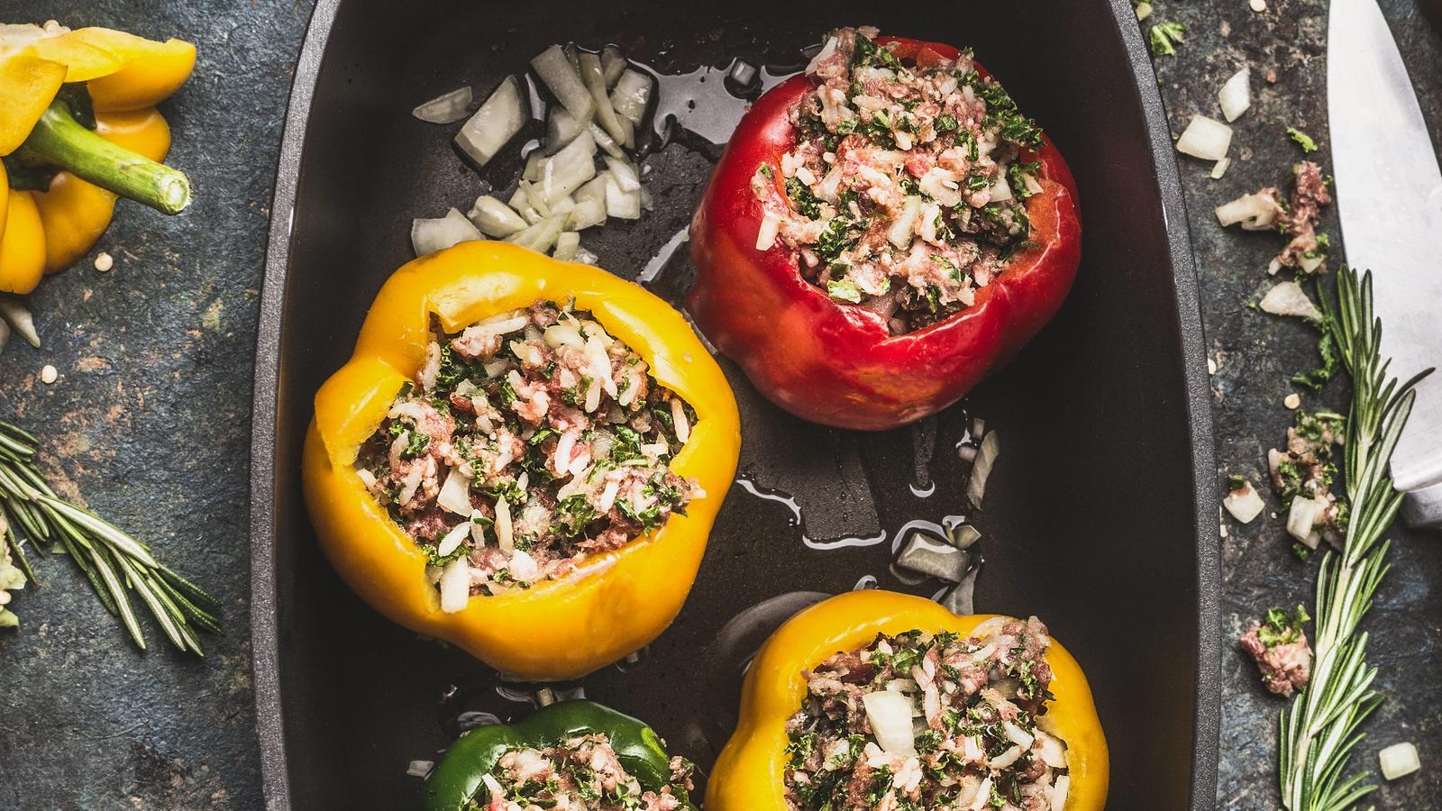Clever einkaufen und essen: Der große Wochenplan mit Rezepten und Einkaufsliste Bunte gefüllte Paprika in Kochtopf ESSEN UND TRINKEN/creative *** Colorful stuffed peppers in saucepan. EAT AND DRINK creative PUBLICATIONxINxGERxSUIxAUTxONLY photocase_1944563