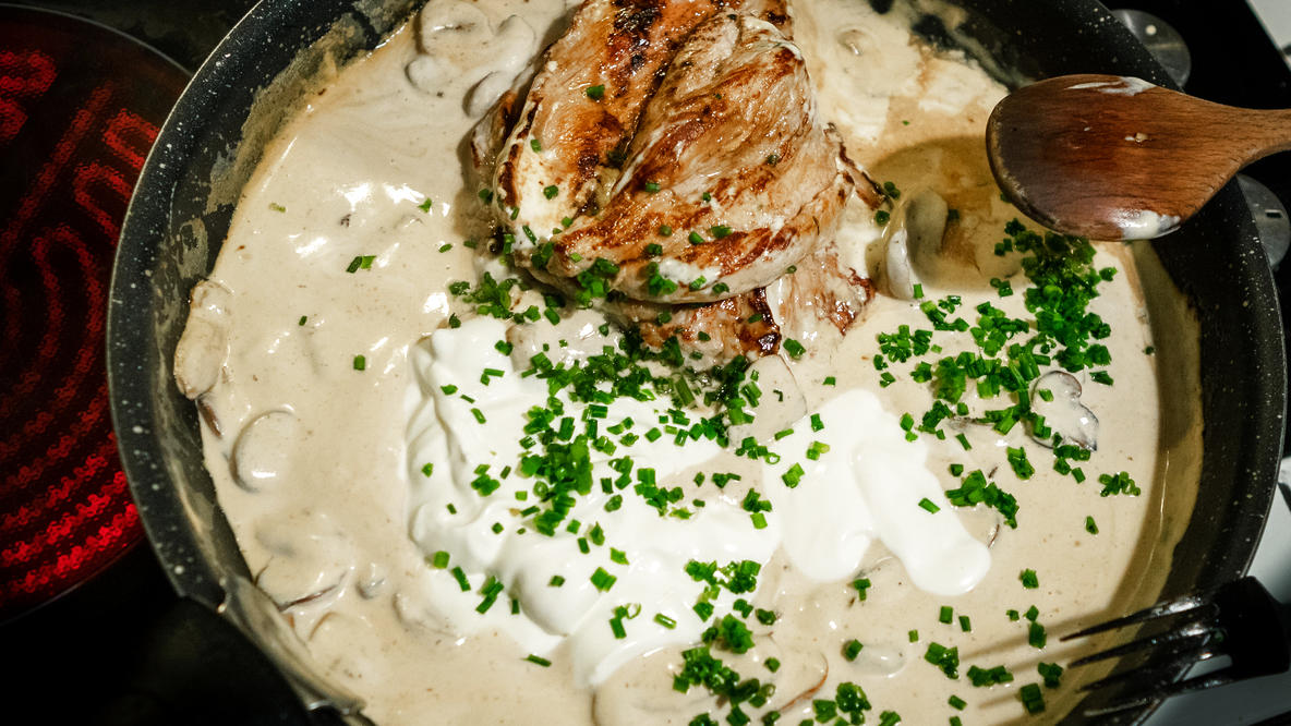 Saure Sahne, Schmand und Crème fraîche - kennen Sie die Unterschiede noch? Sahne beim Kochen