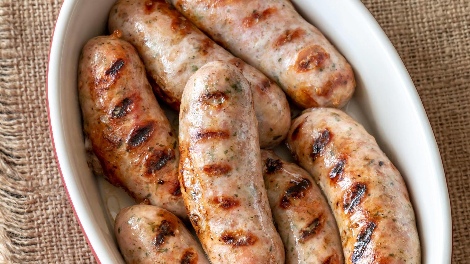 Blitzgericht: Bratwurst-Burger, bunte Bratwurst-Spieße und gefüllte Auberginen vom Grill Grilled sausages on baking tin Copyright: xAlex9500x Panthermedia28288996