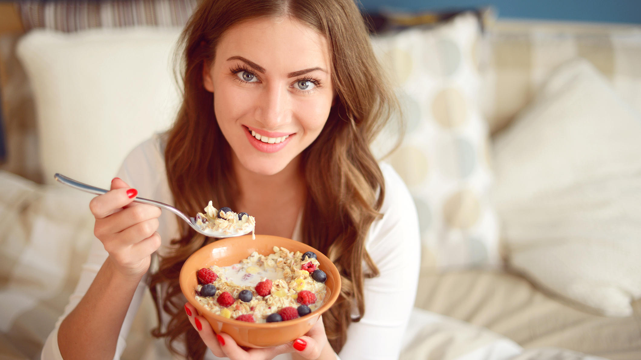 Schluss mit Heißhunger! Diese Lebensmittel zügeln den Appetit Vollkornmüsli mit Haferflocken am Morgen: Guter Start in den Tag .