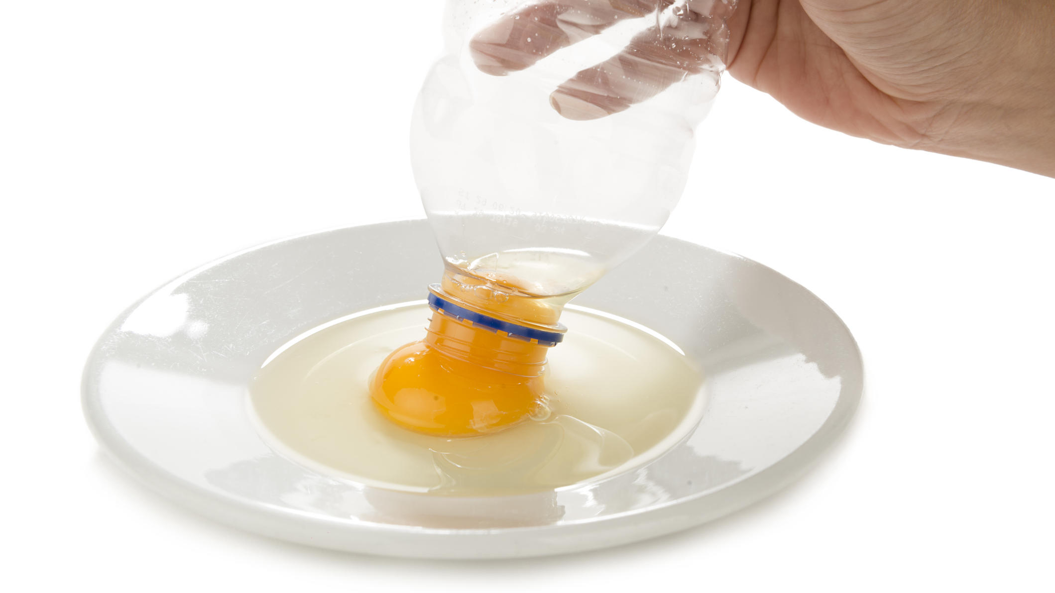 Eier trennen: Mit diesen 5 Tricks geht's ganz leicht Eier trennen mit der Plastikflasche