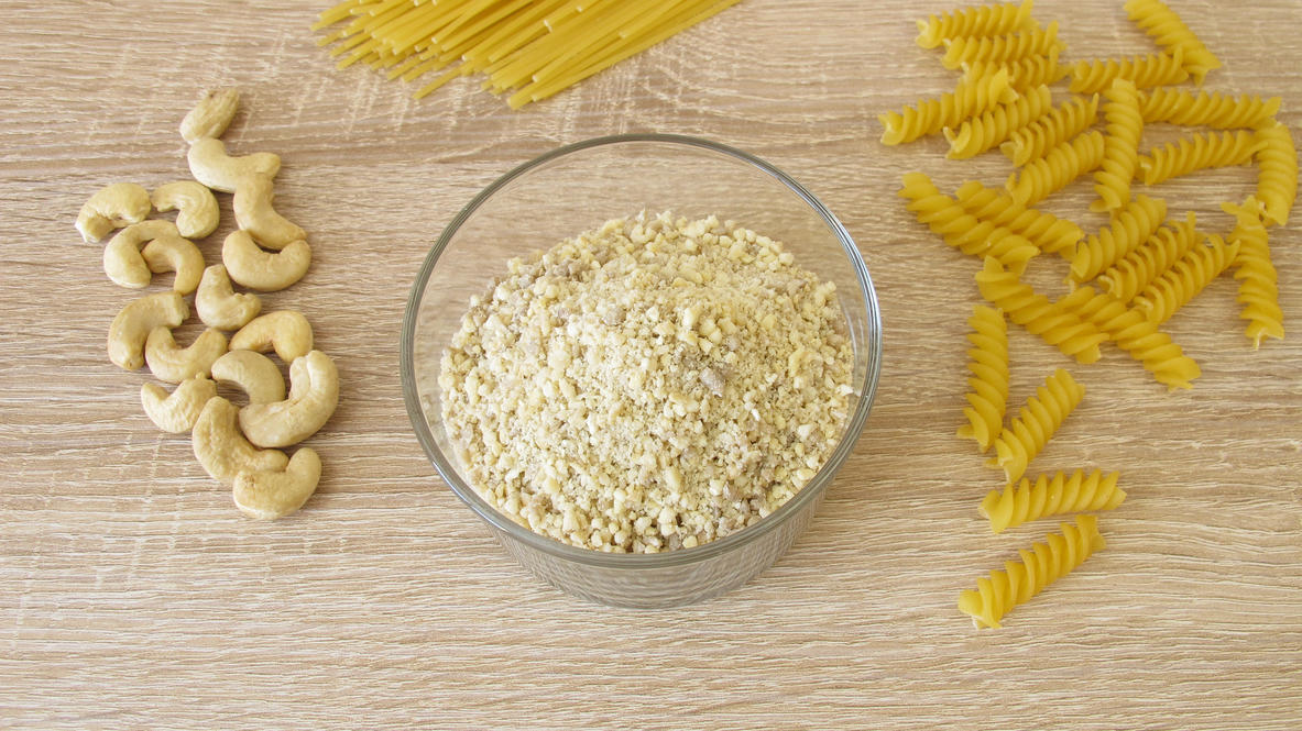 Parmesan ist nicht vegetarisch: Günstige und vegane Alternative Cashew-Nüsse werden schnell zu einem Parmesan-Ersatz.