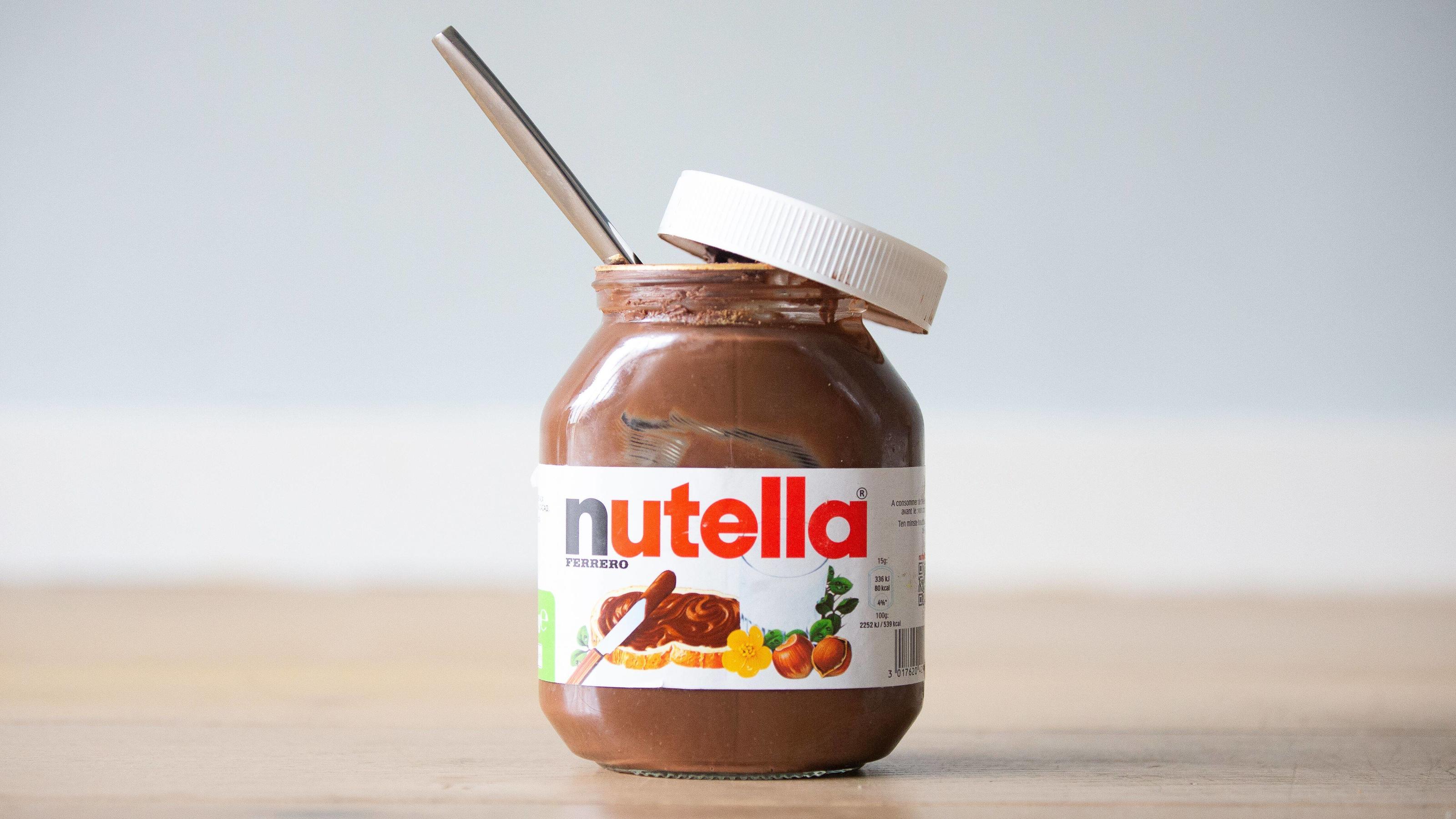 Life-Hacks: 3 mega-leckere Ideen für ein (fast) leeres Nutella-Glas Wer Nutella mag, wird diese Hacks lieben!