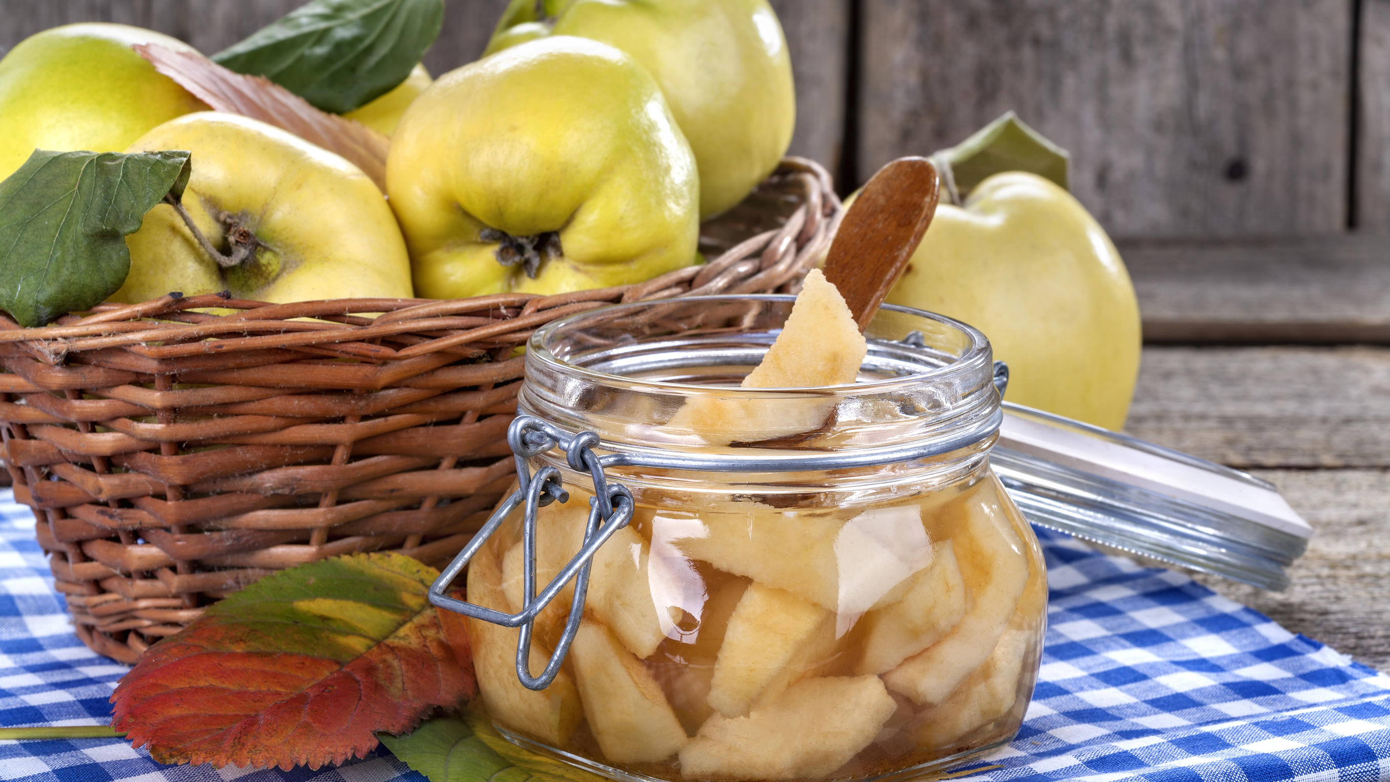 Obst und Gemüse im Oktober: Was hat eigentlich Saison? canned fresh and healthy quince on an old wooden table