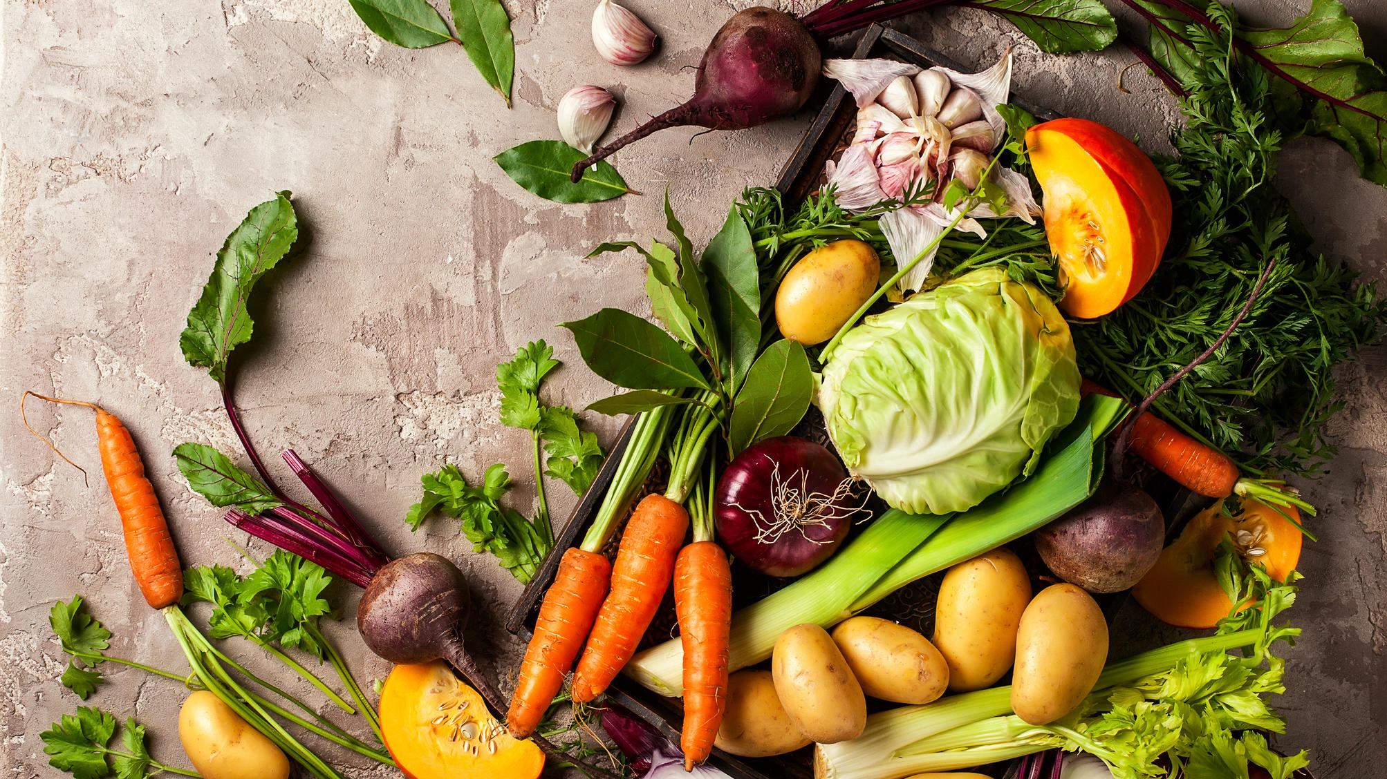 Obst und Gemüse im Oktober: Was hat eigentlich Saison? 'Cornucopia with pumpkins, fruits and vegetables - XXL Image'