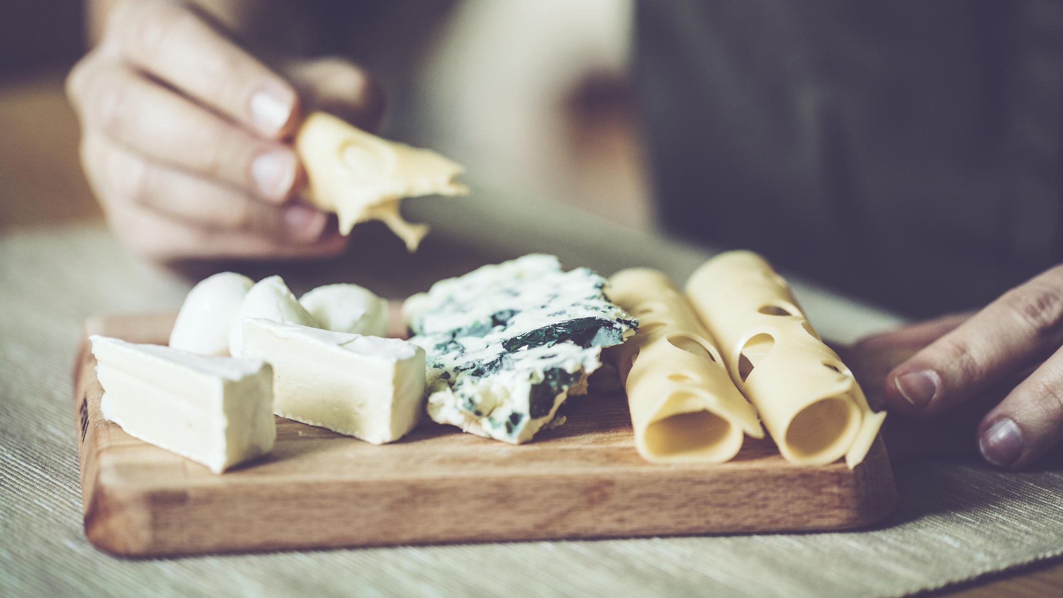 Warum stinken manche Käsesorten? Gemischte Käseplatte