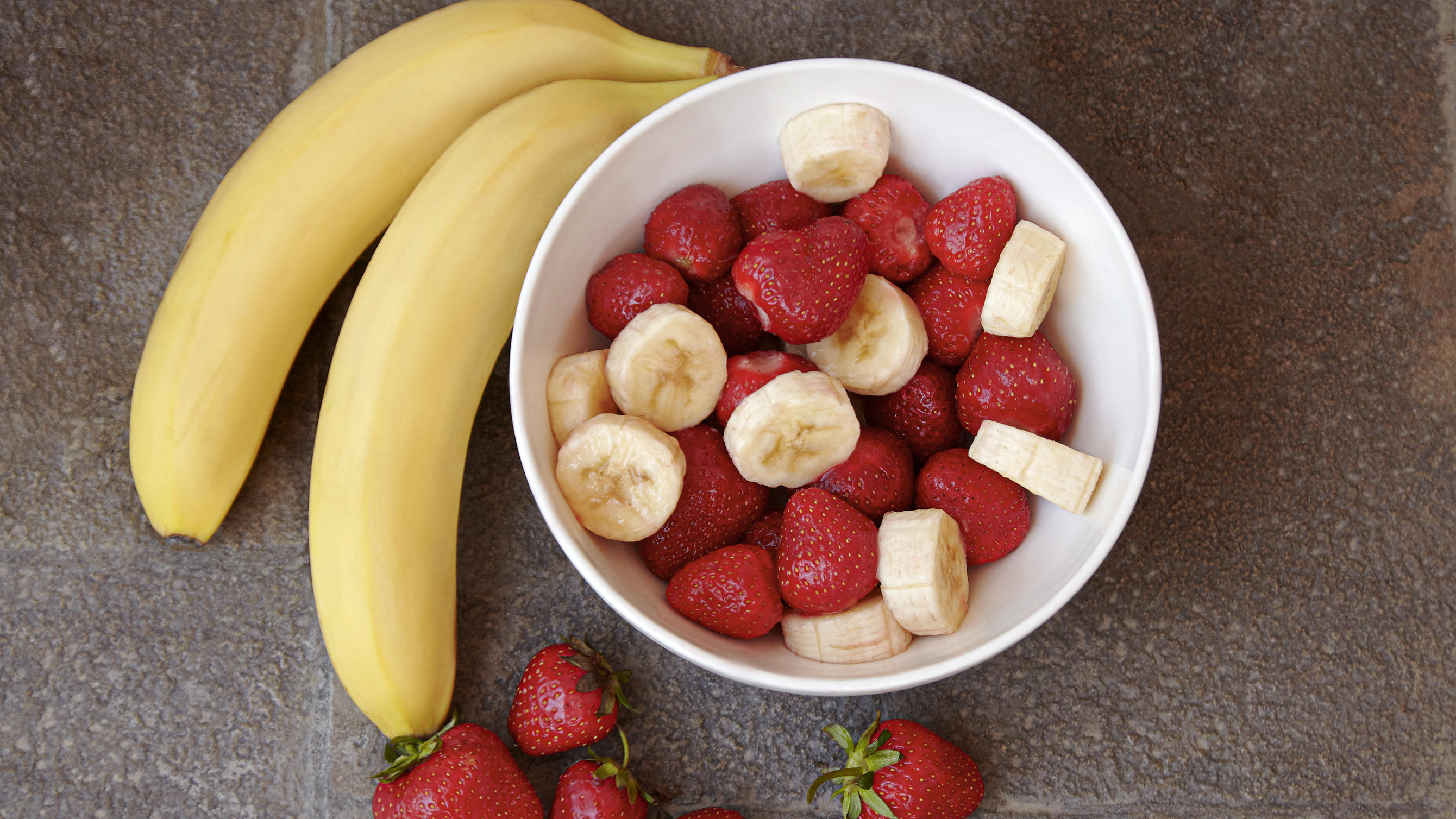 Wieso die Erdbeere in Wahrheit eine Nuss und die Banane eine Beere ist Erdbeeren und Bananen