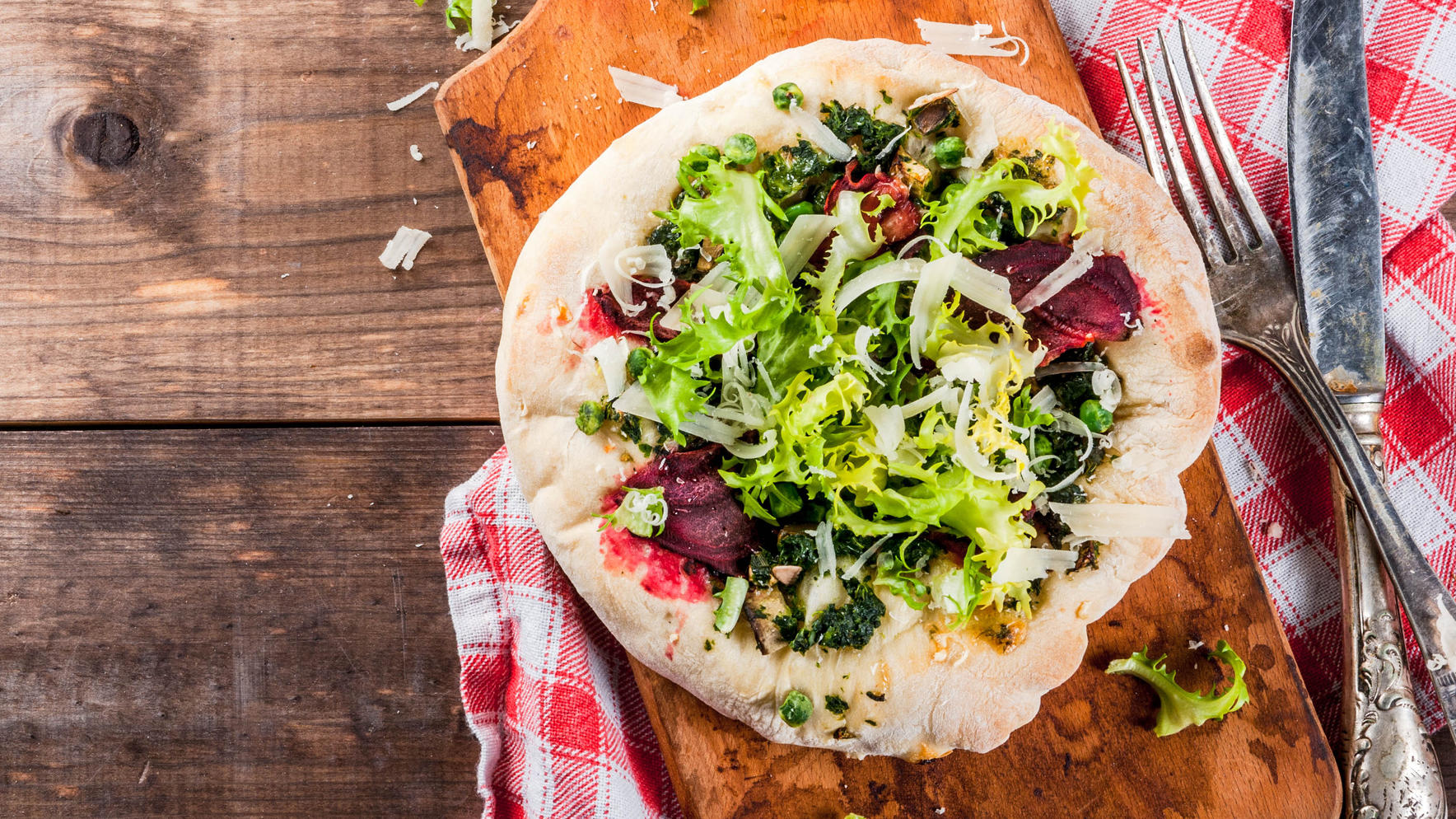 Laut Öko-Test: Das ist die beste Salami-Pizza Vegane Pizza mit frischem Gemüse und Pesto - so macht gesundes Essen Spaß!