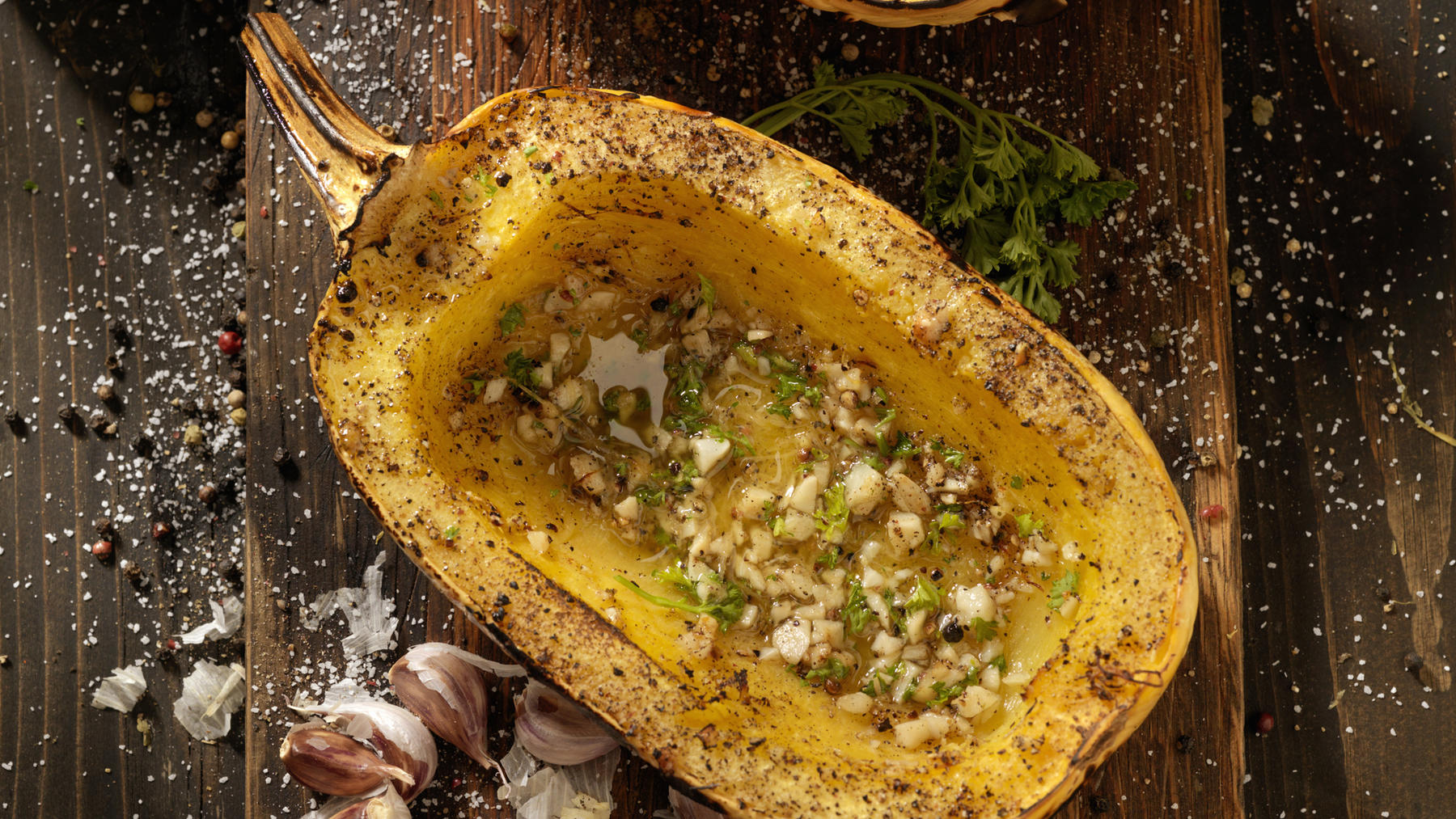 Obst und Gemüse im November: Was hat eigentlich Saison? Spaghetti Squash with Garlic Herb Butter - Photographed on Hasselblad H3D2-39mb Camera