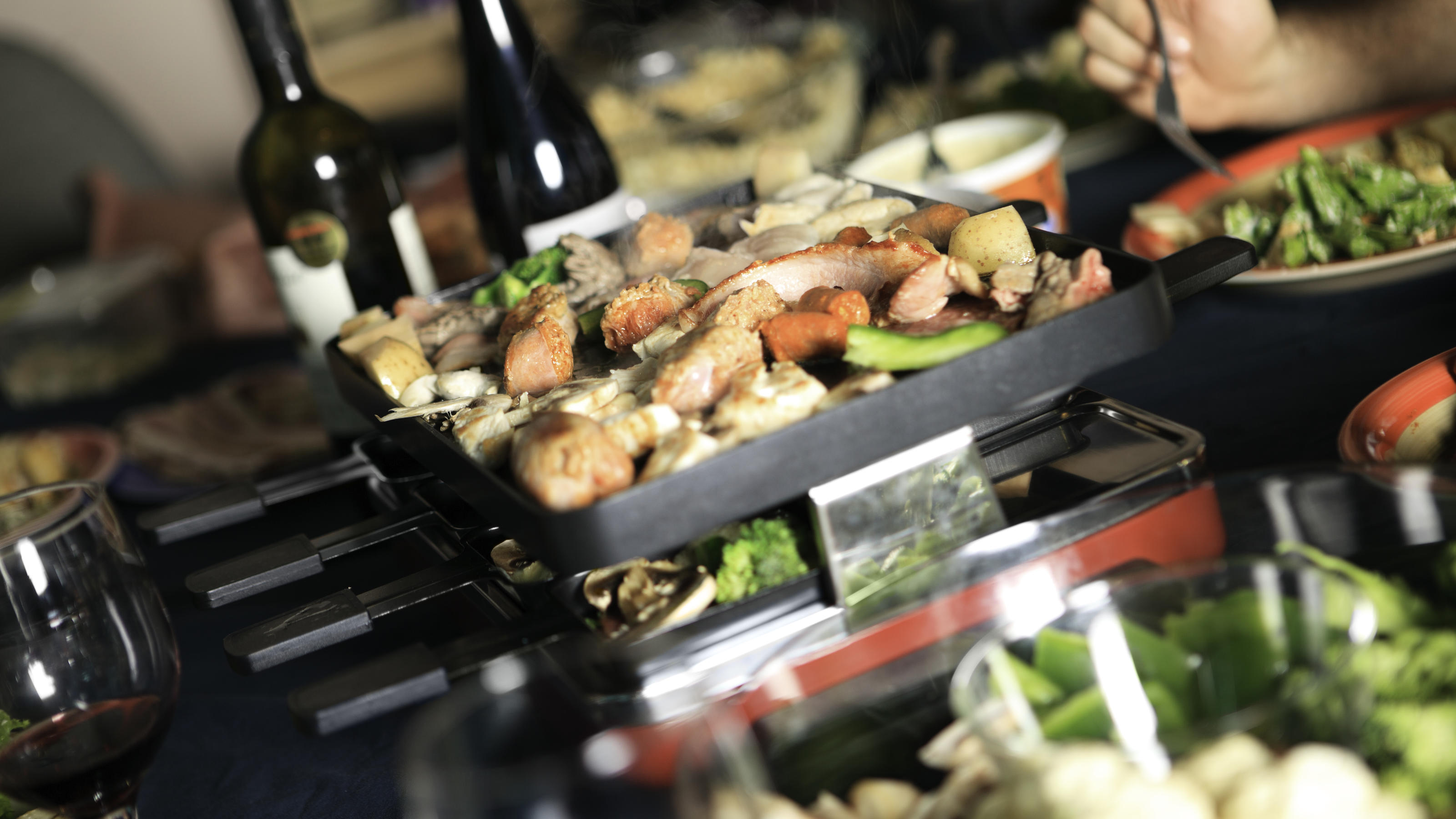 Kochen gegen den Corona-Blues Während der Corona-Pandemie sind Raclette- und Fonduegeräte besonders gefragt.