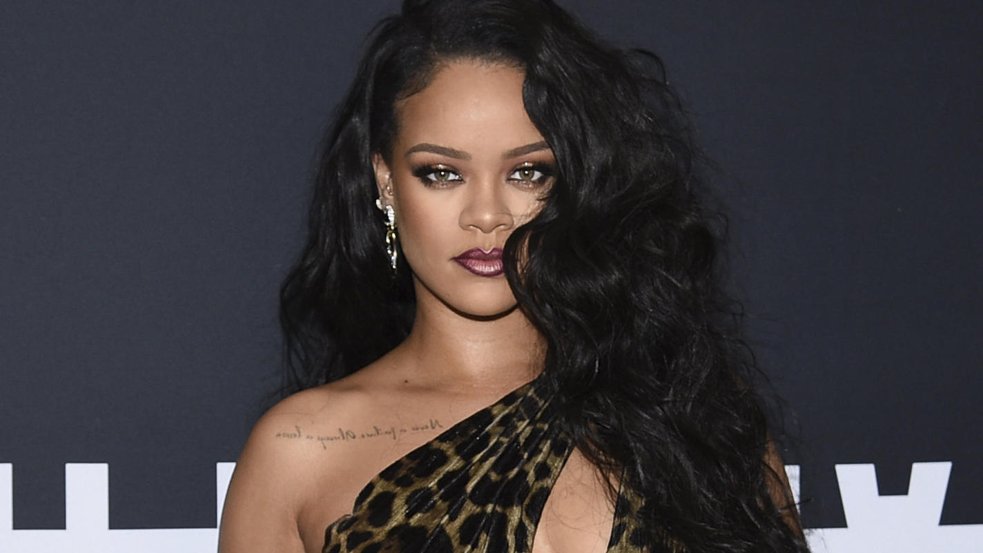 Nach Gigis Wodka-Pasta: Rihannas legendäres Mac-and-Cheese-Rezept FILE - Singer and fashion designer Rihanna attends the "Rihanna" book launch event in New York on Oct. 11, 2019. Dozens of artists have objected to President Donald Trump using their music in his presidential campaigns. Rihanna demanded that Trump st