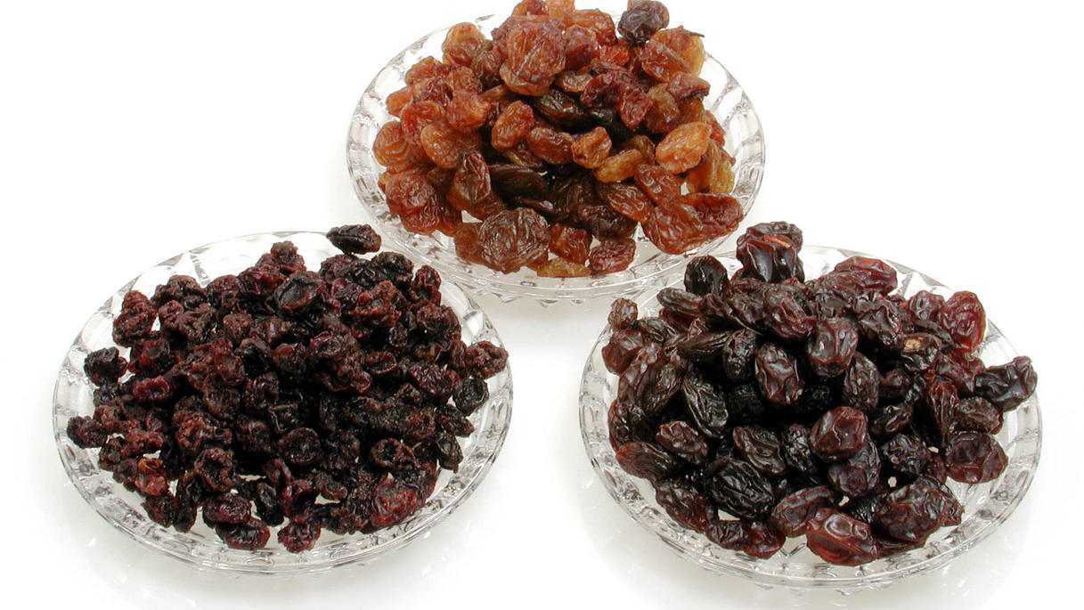 Darin unterscheiden sich Rosinen, Sultaninen und Korinthen! Viele Begriffe für eine Frucht: Sultaninen, Korinthen und Rosinen unterscheiden sich dennoch durch ihre Herstellung und die verwendete Traubensorte.