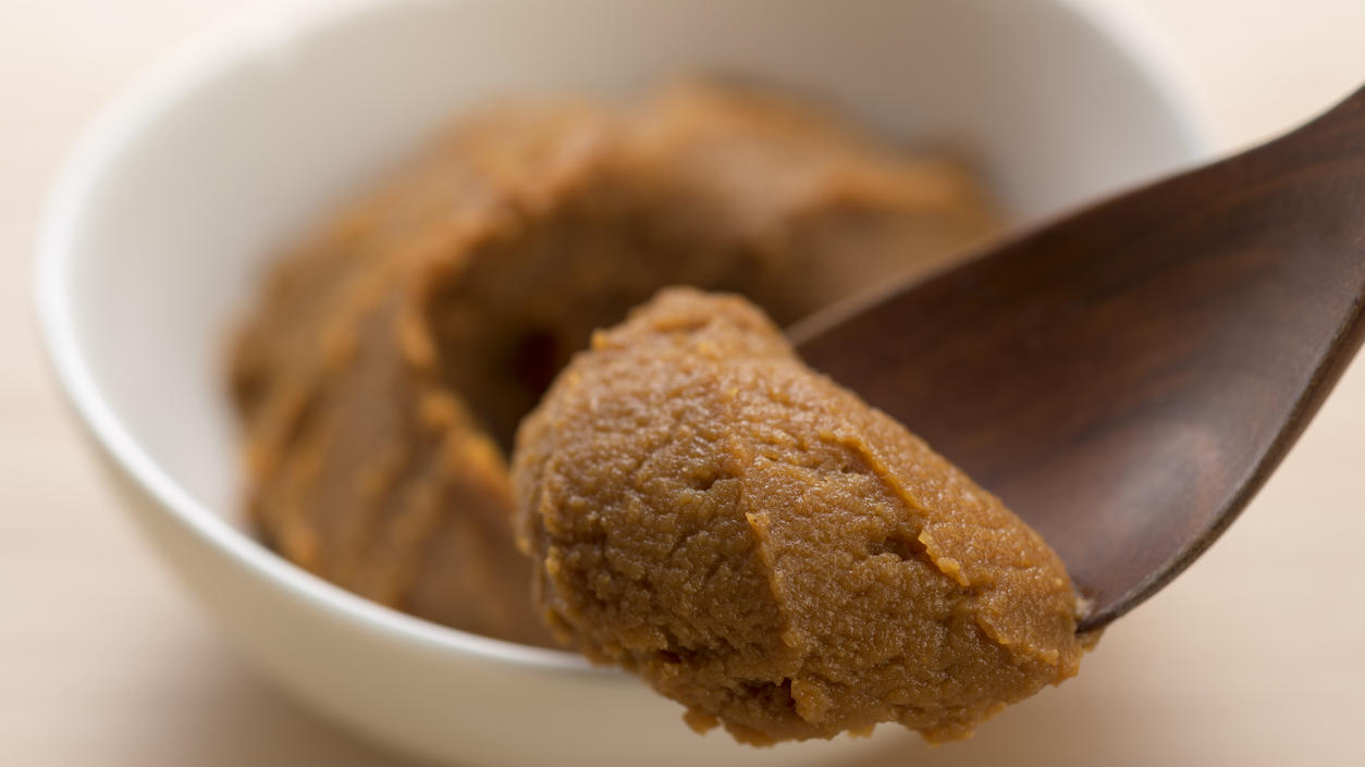 Miso-Brownies - Geschmacks-Explosion mit drei Schoko-Sorten Unscheinbar, aber geschmacklich der Knaller: Miso-Paste