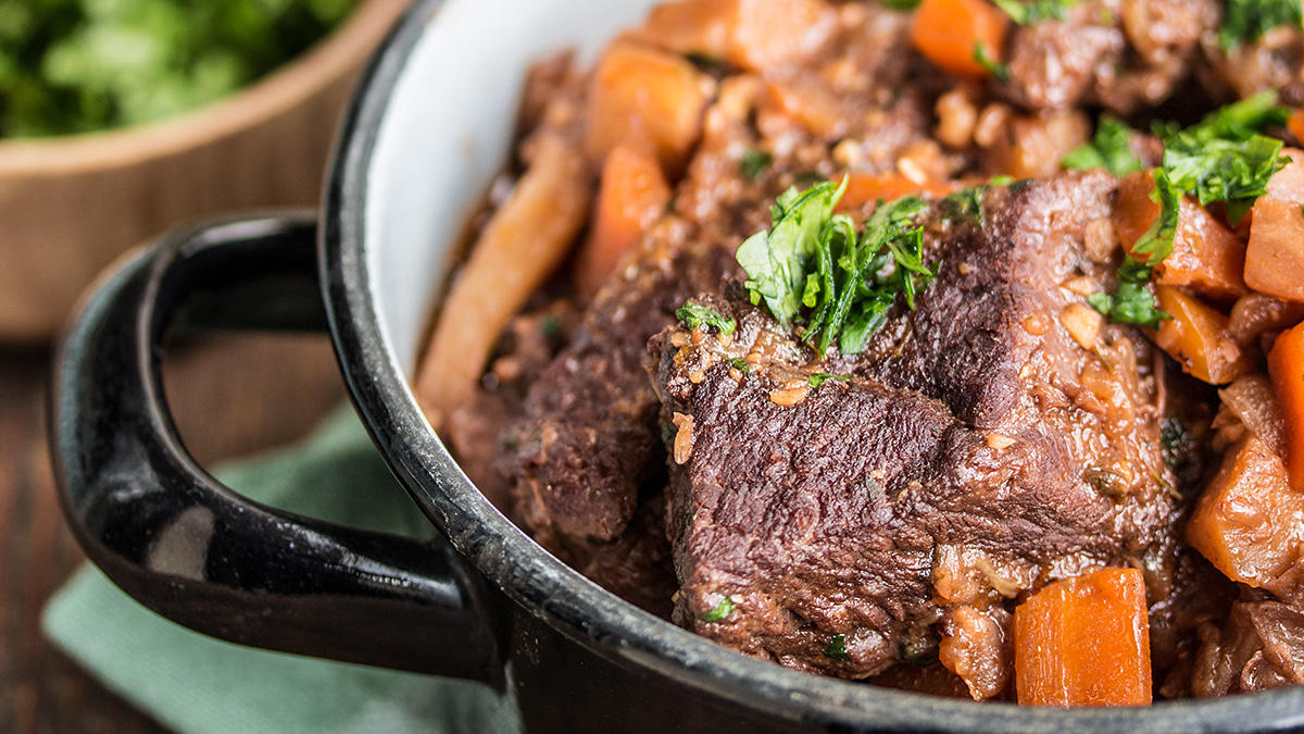Soulfood für die Adventszeit: In Rotwein und Miso geschmorte Rinderhüfte Frankreich meets Japan: Rinder-Hüfte, geschmort in Miso, Sojasauce und Tofu