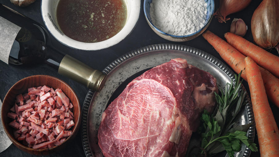 Soulfood für die Adventszeit: In Rotwein und Miso geschmorte Rinderhüfte Zutaten für Rind in Rotwein