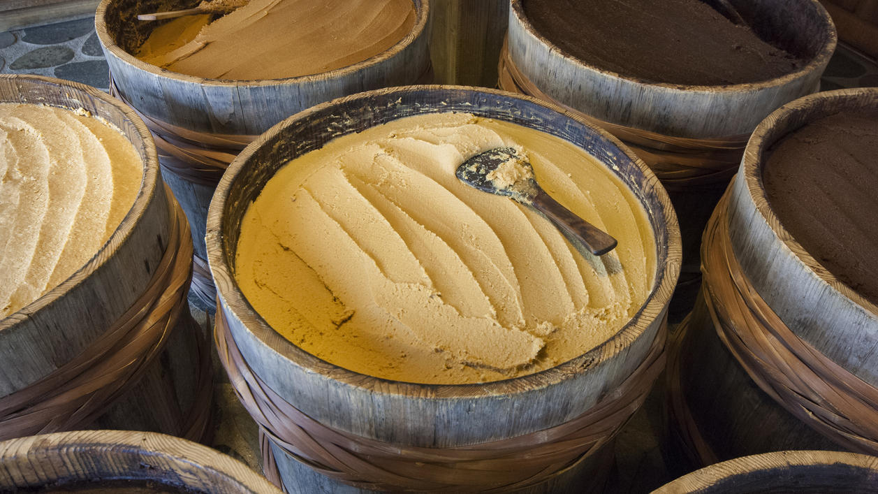 Superfood Miso: Immun-Booster aus dem Asia-Shop Miso in Japan in großen Fässern