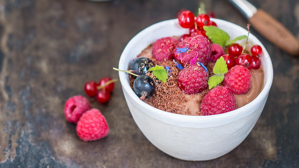 Schokoladig und schnell gemacht: Schokoladen-Tofu-Mousse mit Seidentofu und Beeren Eine leichte Tofu-Schokoladen-Mousse