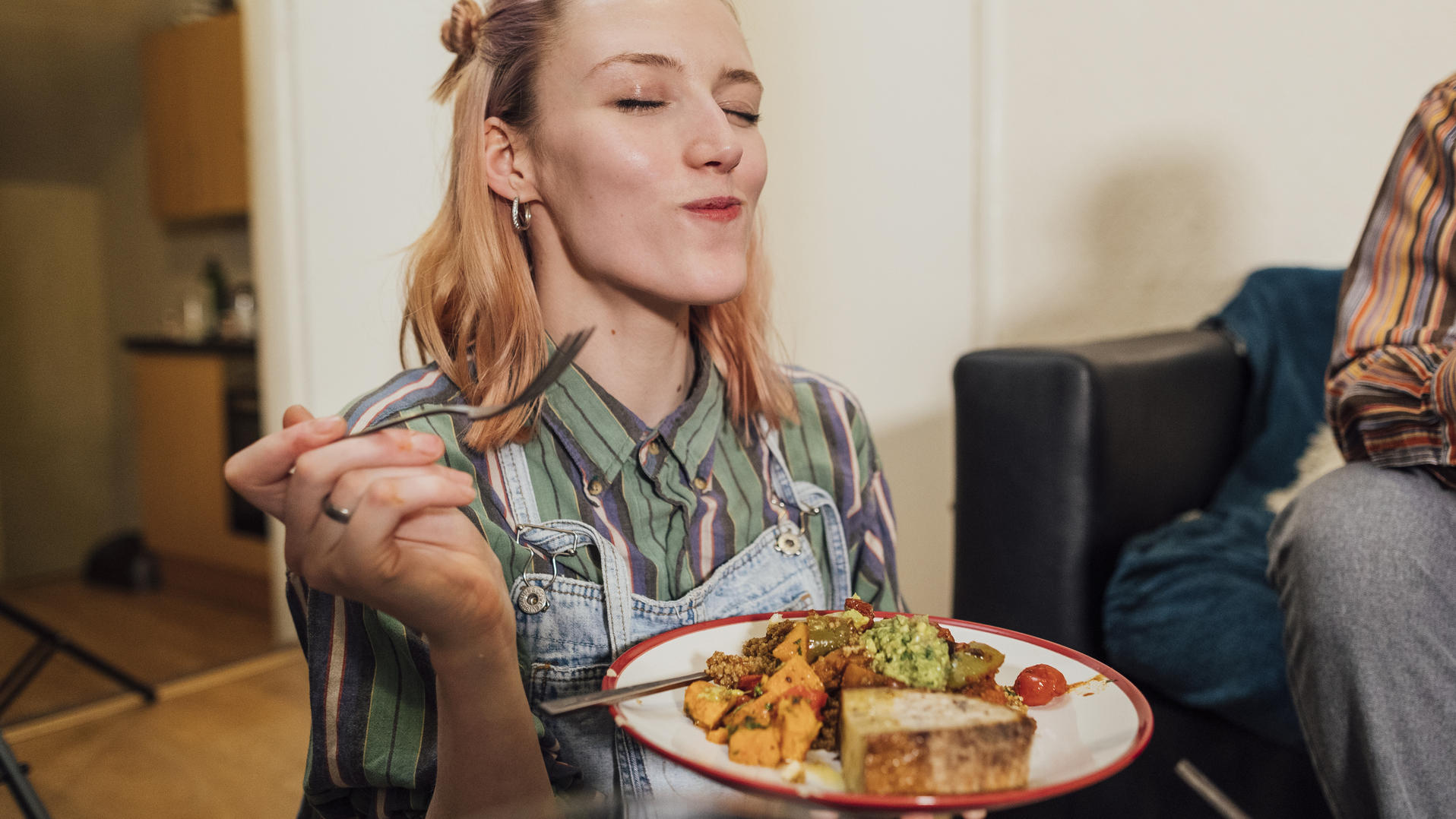 Veganes Weihnachtsmenü: Dieses Festessen kommt ohne tierische Produkte aus Frau isst von einem Teller