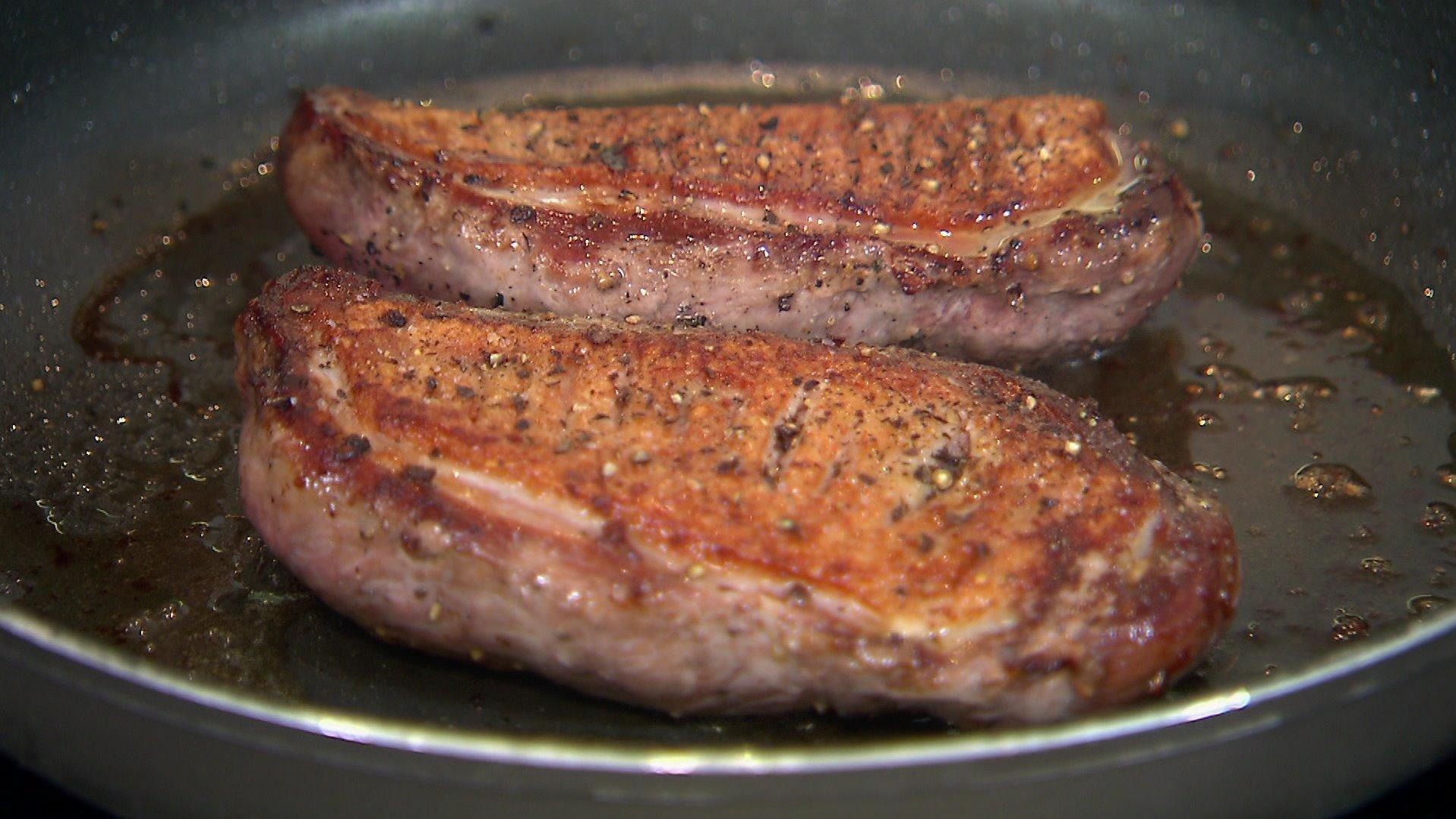Kann ein Discounter-Weihnachtsmenü schmecken wie frisch gekocht? Entenbrust in der Pfanne gebraten