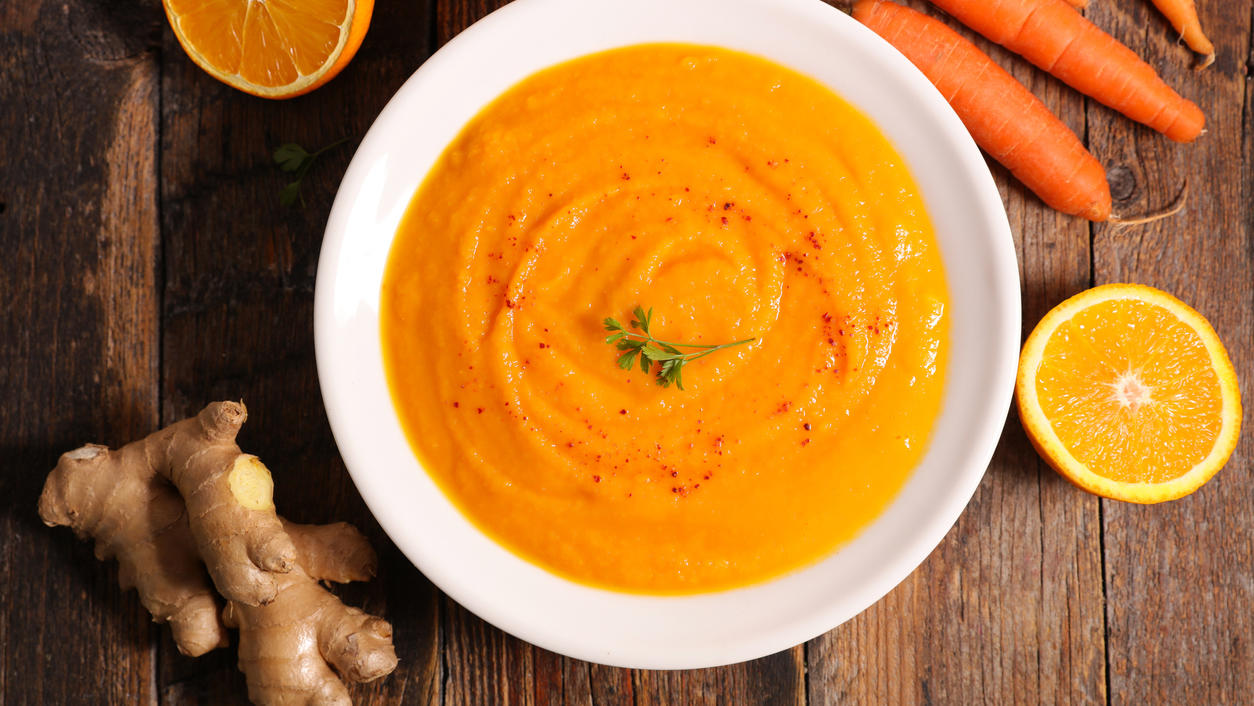 Vorsuppe, Weihnachtsente und Dessert – dieses Drei-Gänge-Menü gelingt in nur einer Stunde Möhren-Ingwer-Suppe
